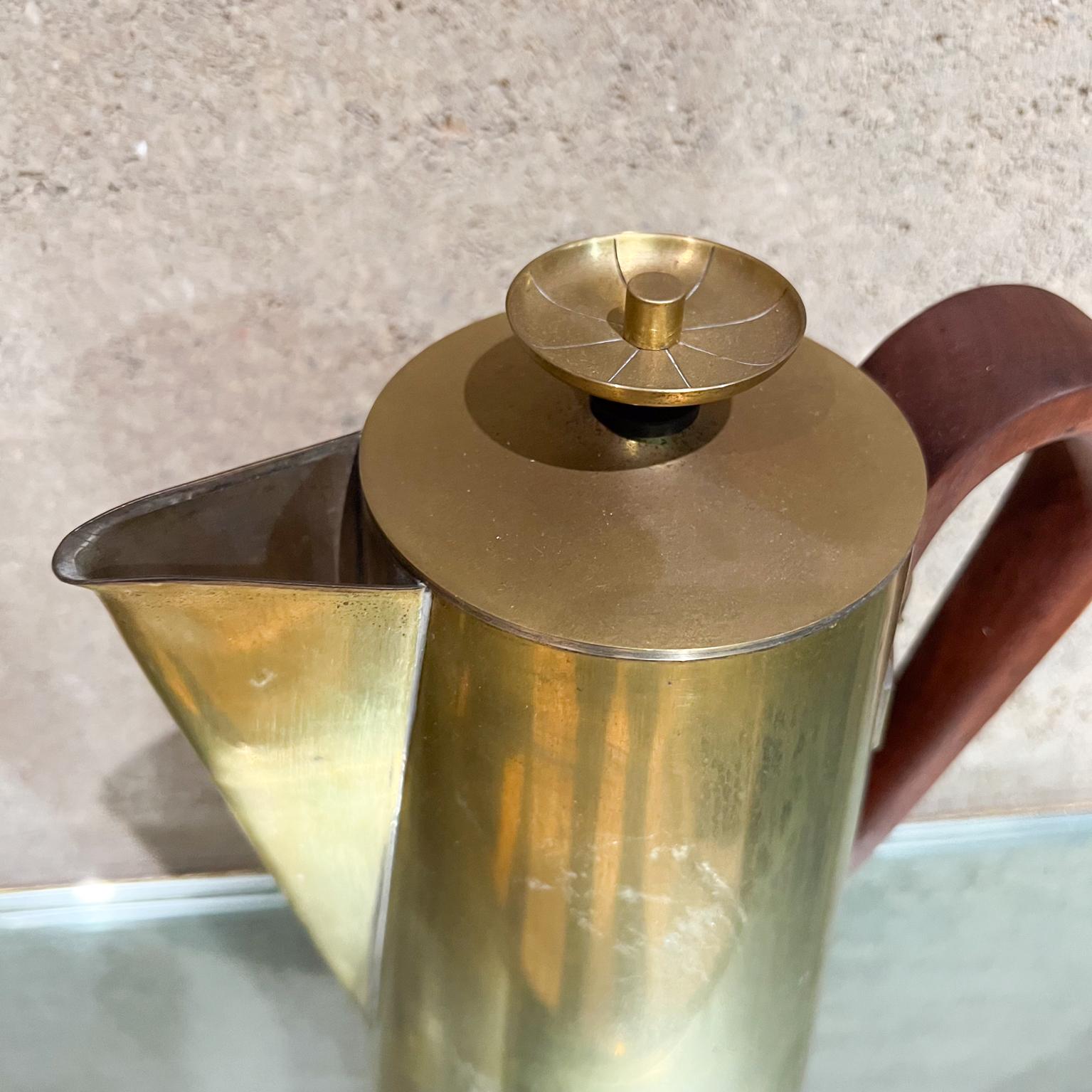1960er Tommi Parzinger Kaffeekanne Messing & Walnuss Dorlyn Silversmiths (Moderne der Mitte des Jahrhunderts) im Angebot