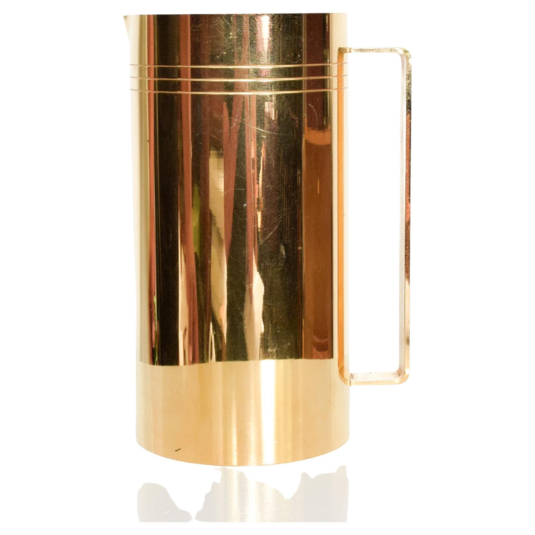 Modernistische 1960er Jahre Vergoldeter Krug 24K-GP 
Keine Herstellerbezeichnung Tommi Parzinger und Dorlyn Silversmiths 
Unterhalb mit 24K GP gekennzeichnet. 
9 H x 5 Durchmesser x 6 T.
Guter gebrauchter, unrestaurierter Zustand. Innen einige