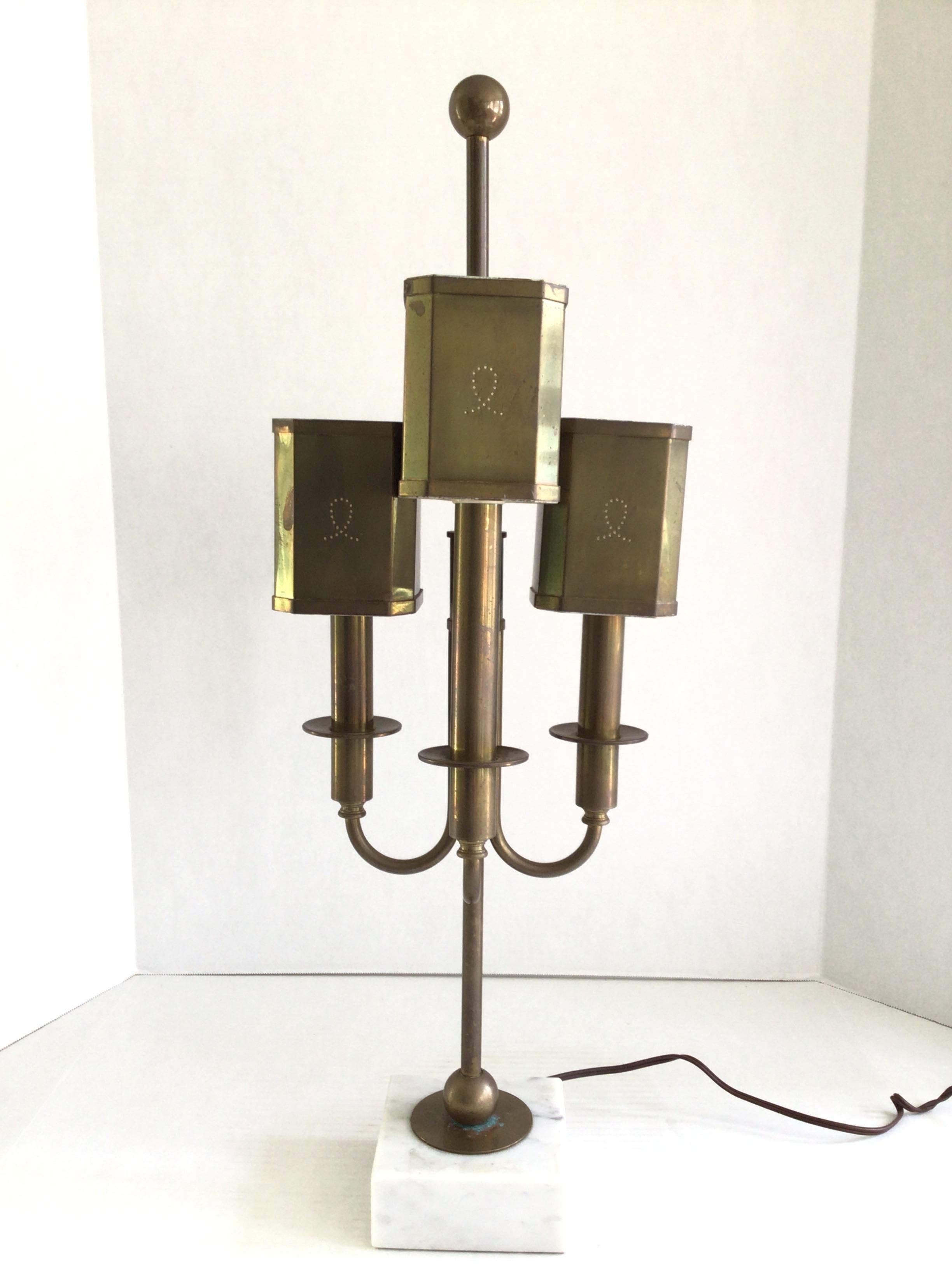 Lámpara de mesa de latón con base de mármol Tommy Parzinger, años 60
Se necesita bombilla tipo candelabro
Necesita recableado 
Ligero verdín
Interruptor situado en el vástago
El manguito se fija a la pantalla y la pantalla y el manguito se fijan a