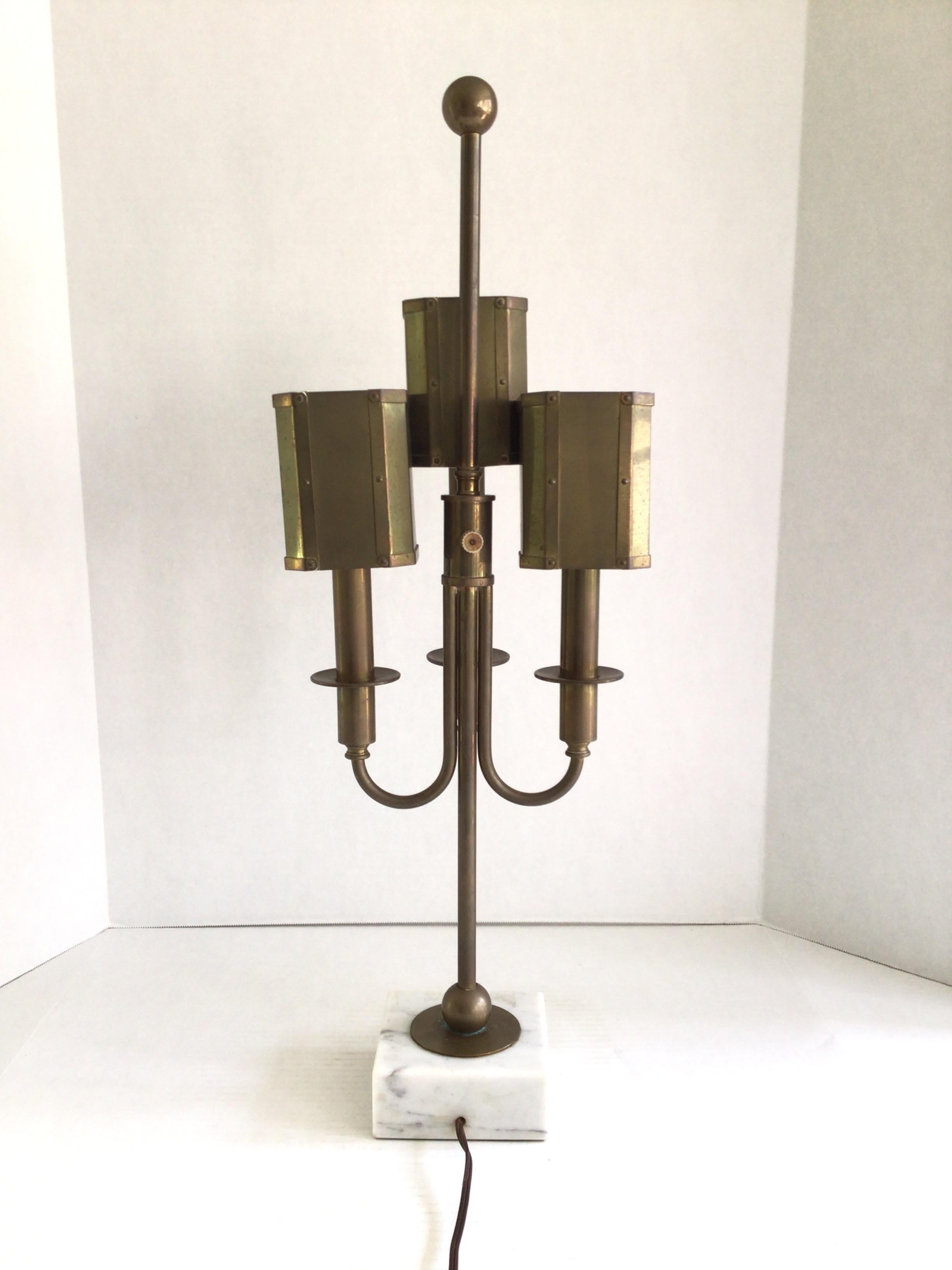 Lámpara de mesa de latón con base de mármol Tommy Parzinger, años 60 Latón en venta