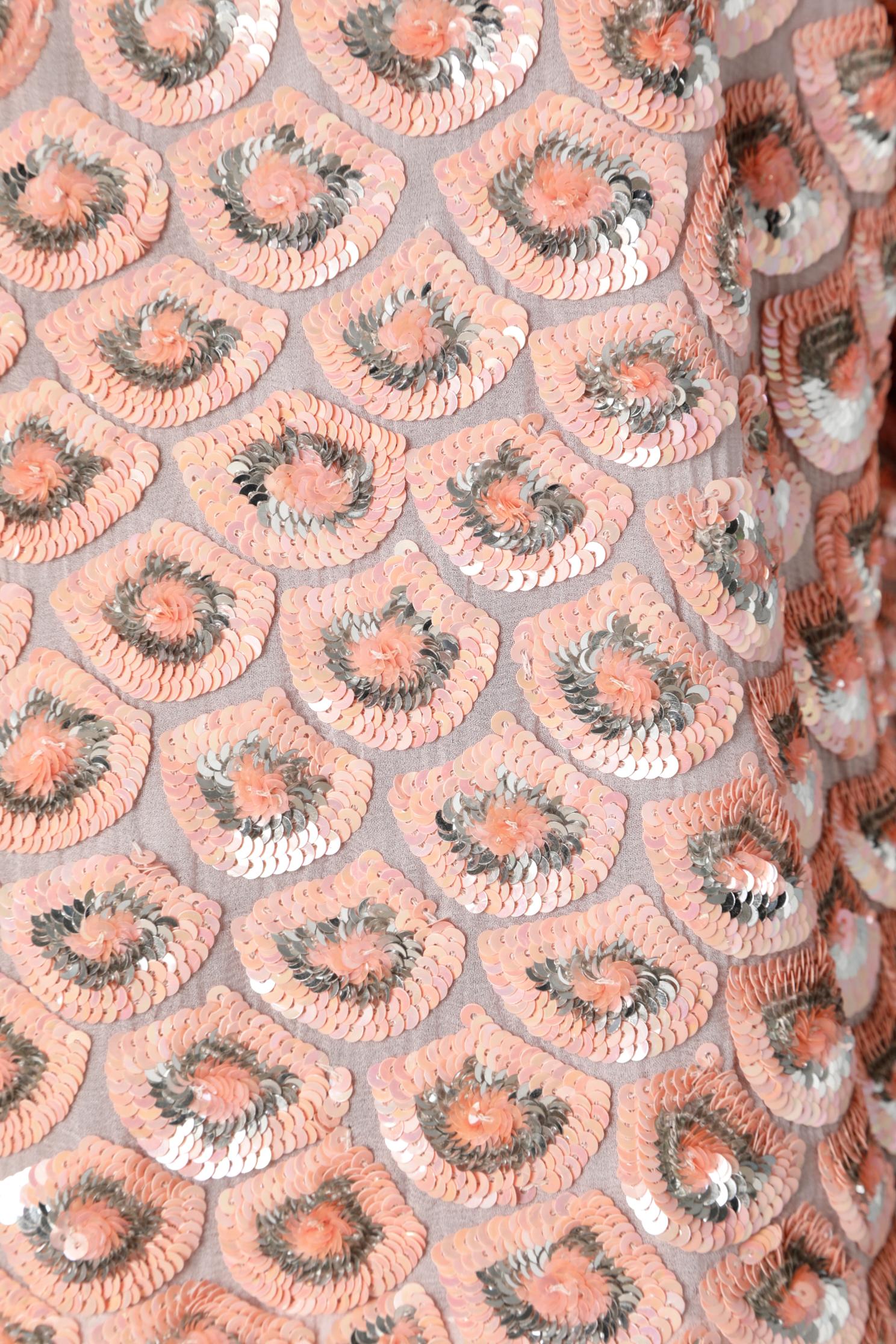Beige Top anni '60 interamente ricoperto di paillettes rosa e argento su base di chiffon in vendita