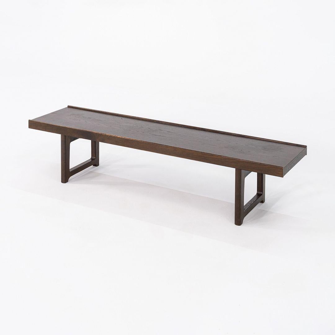 Il s'agit d'un banc ou d'une table basse en chêne teinté des années 1960, conçu par Torbjorn Afdal et produit par Mellemstrands Mobelfabrik en Norvège. Le grain fin du placage de chêne teinté de cette pièce est exquis. Elle ferait merveilleusement