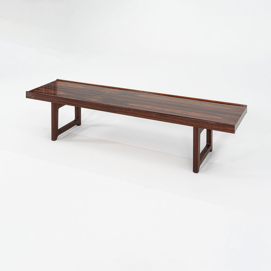Il s'agit d'un banc ou d'une table basse en bois de rose des années 1960, conçu par Torbjorn Afdal et produit par Mellemstrands Mobelfabrik en Norvège. Le grain fin du placage de bois de rose de cette pièce est exquis. Elle peut servir de perchoir
