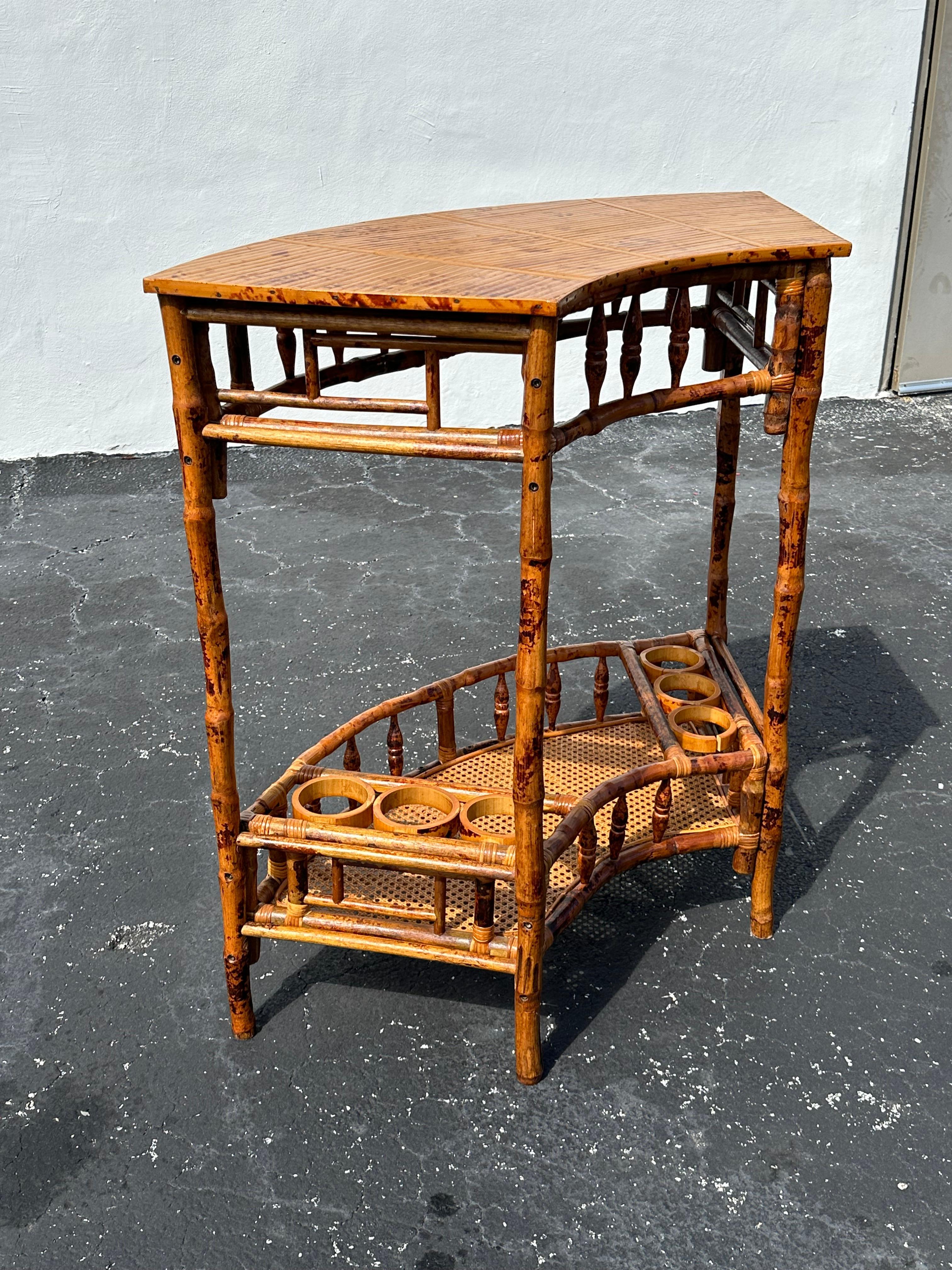 Table de bar anglaise arquée en rotin et rotin torsadé incurvé des années 1960 en vente 4