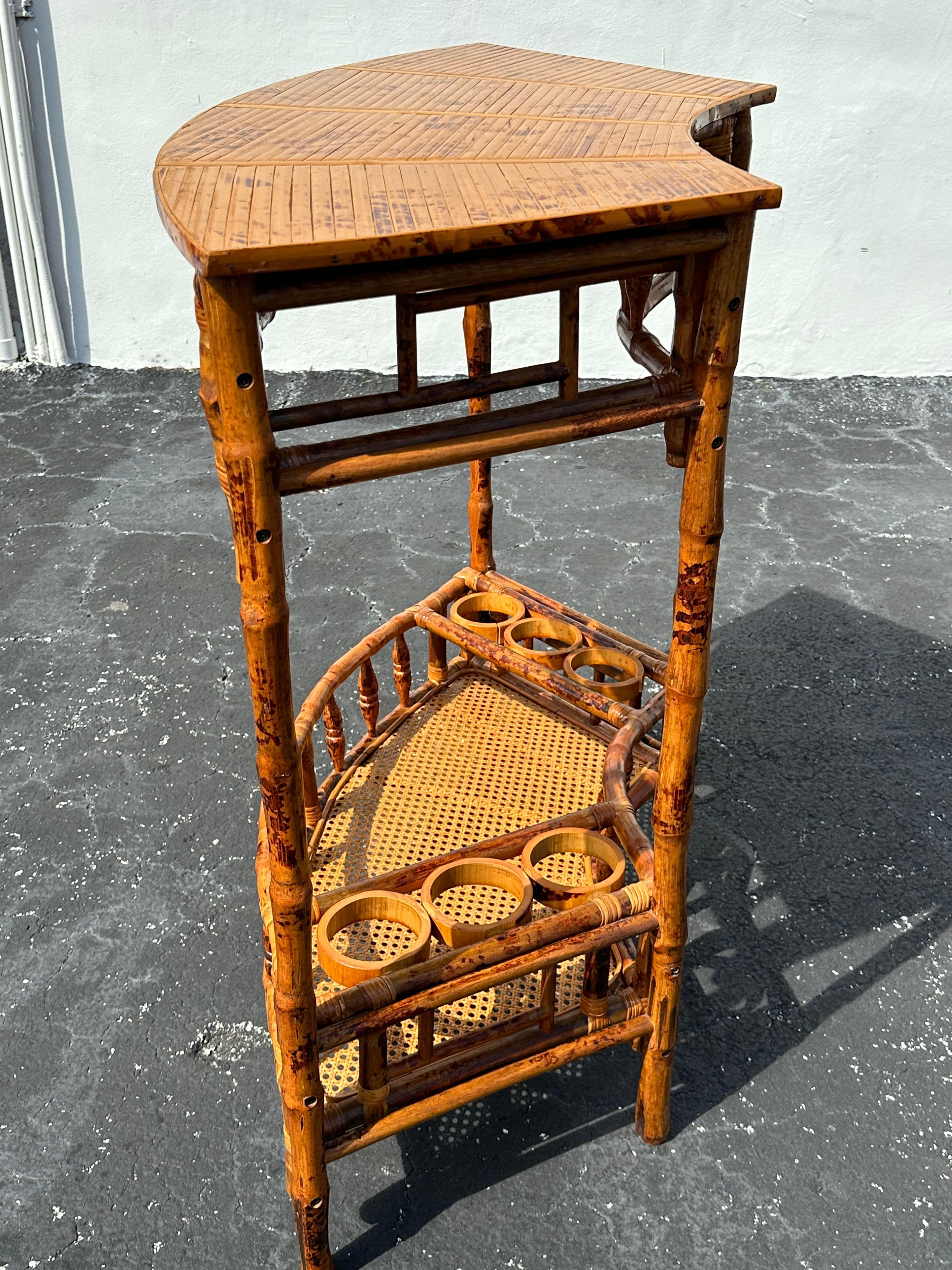 Table de bar anglaise arquée en rotin et rotin torsadé incurvé des années 1960 en vente 5