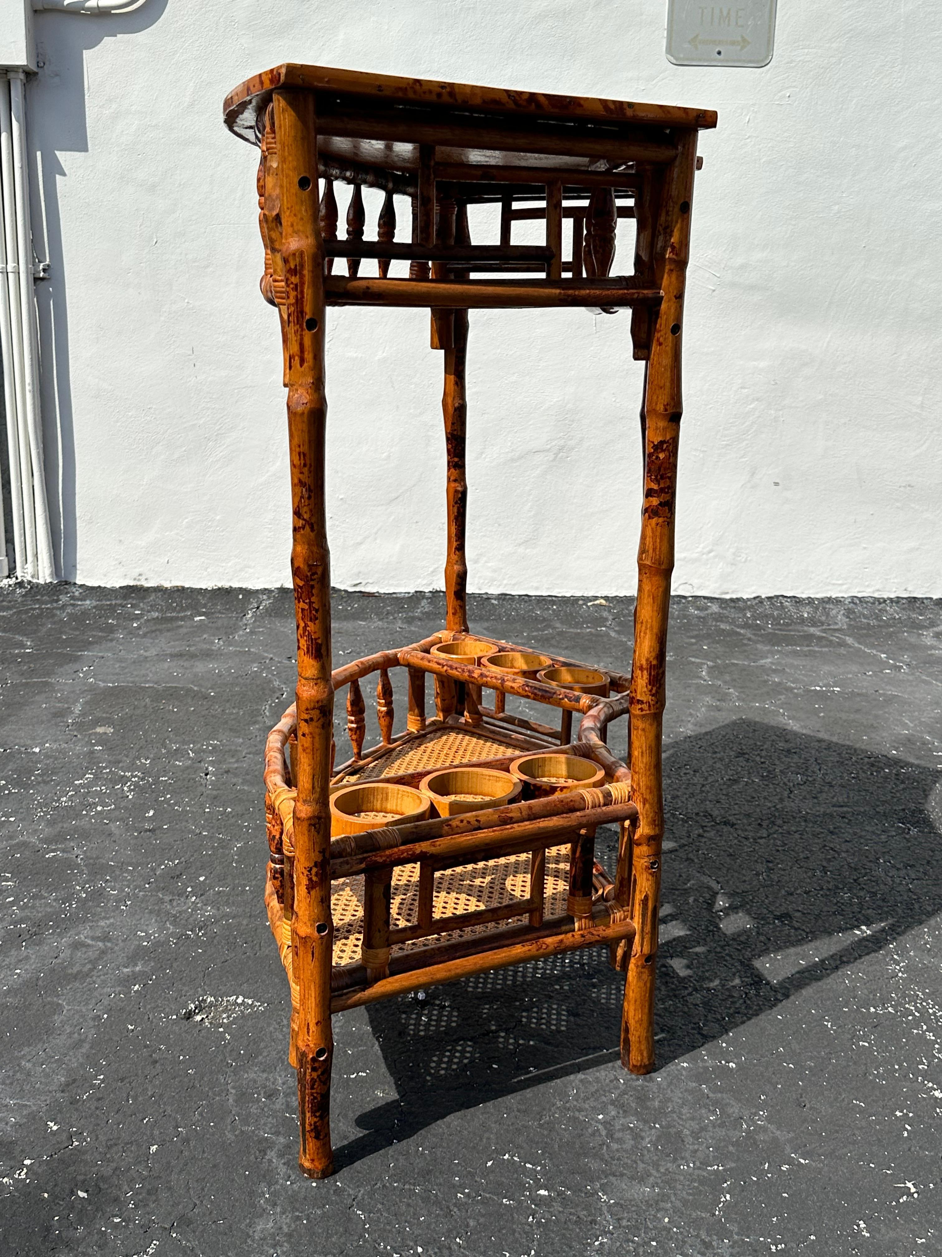 Table de bar anglaise arquée en rotin et rotin torsadé incurvé des années 1960 en vente 6