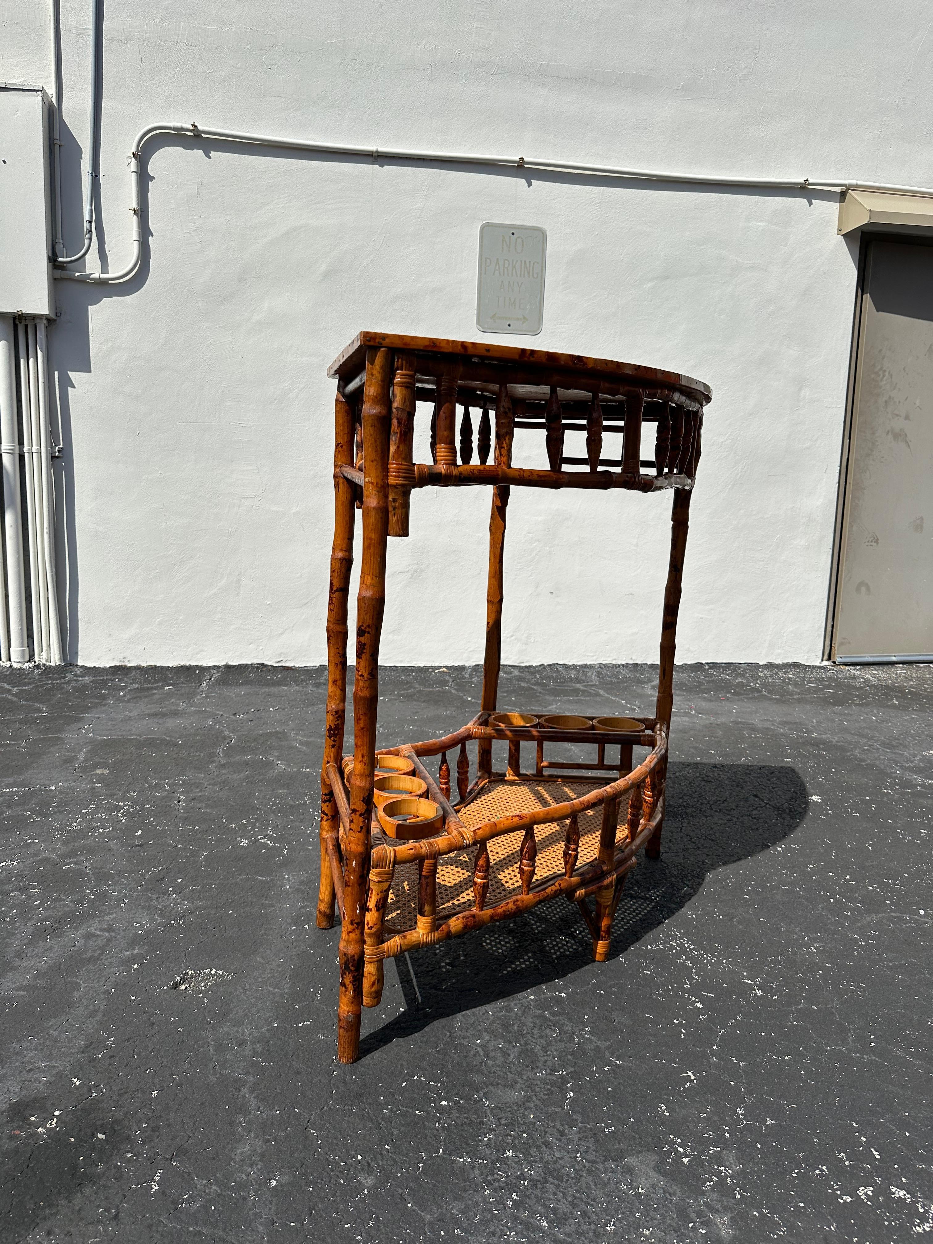 Table de bar anglaise arquée en rotin et rotin torsadé incurvé des années 1960 Bon état - En vente à Fort Lauderdale, FL
