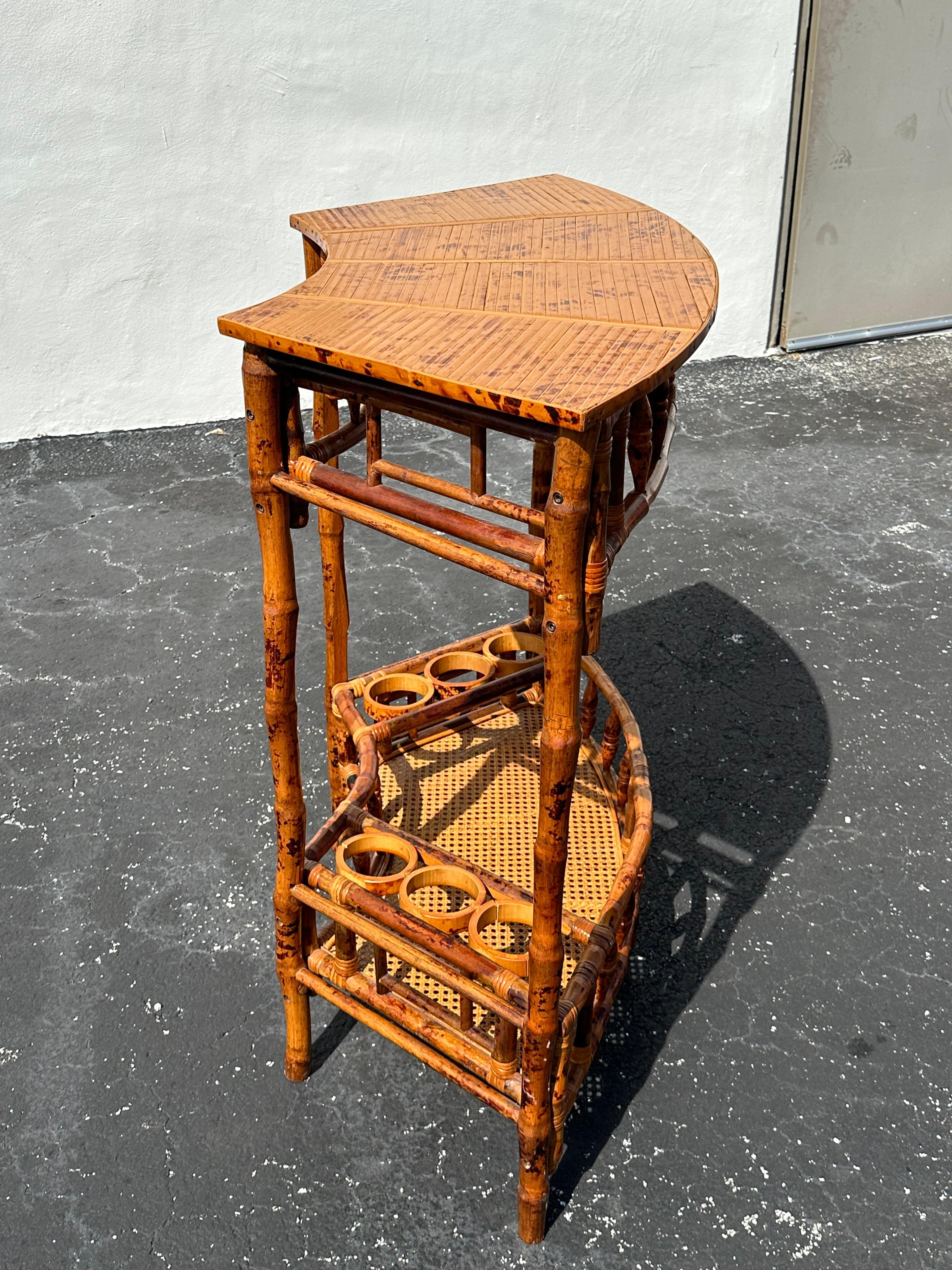 Milieu du XXe siècle Table de bar anglaise arquée en rotin et rotin torsadé incurvé des années 1960 en vente