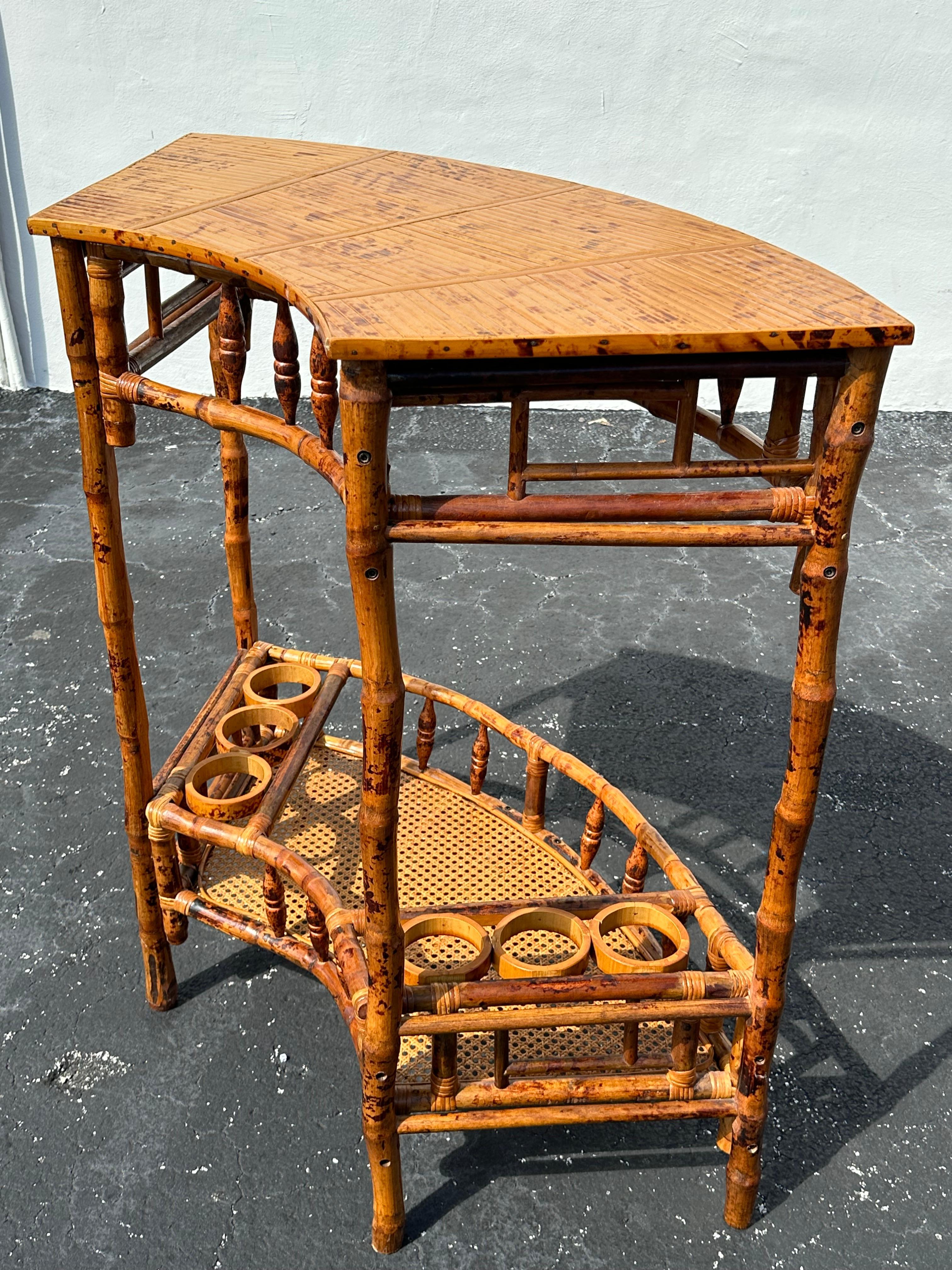 Rotin Table de bar anglaise arquée en rotin et rotin torsadé incurvé des années 1960 en vente