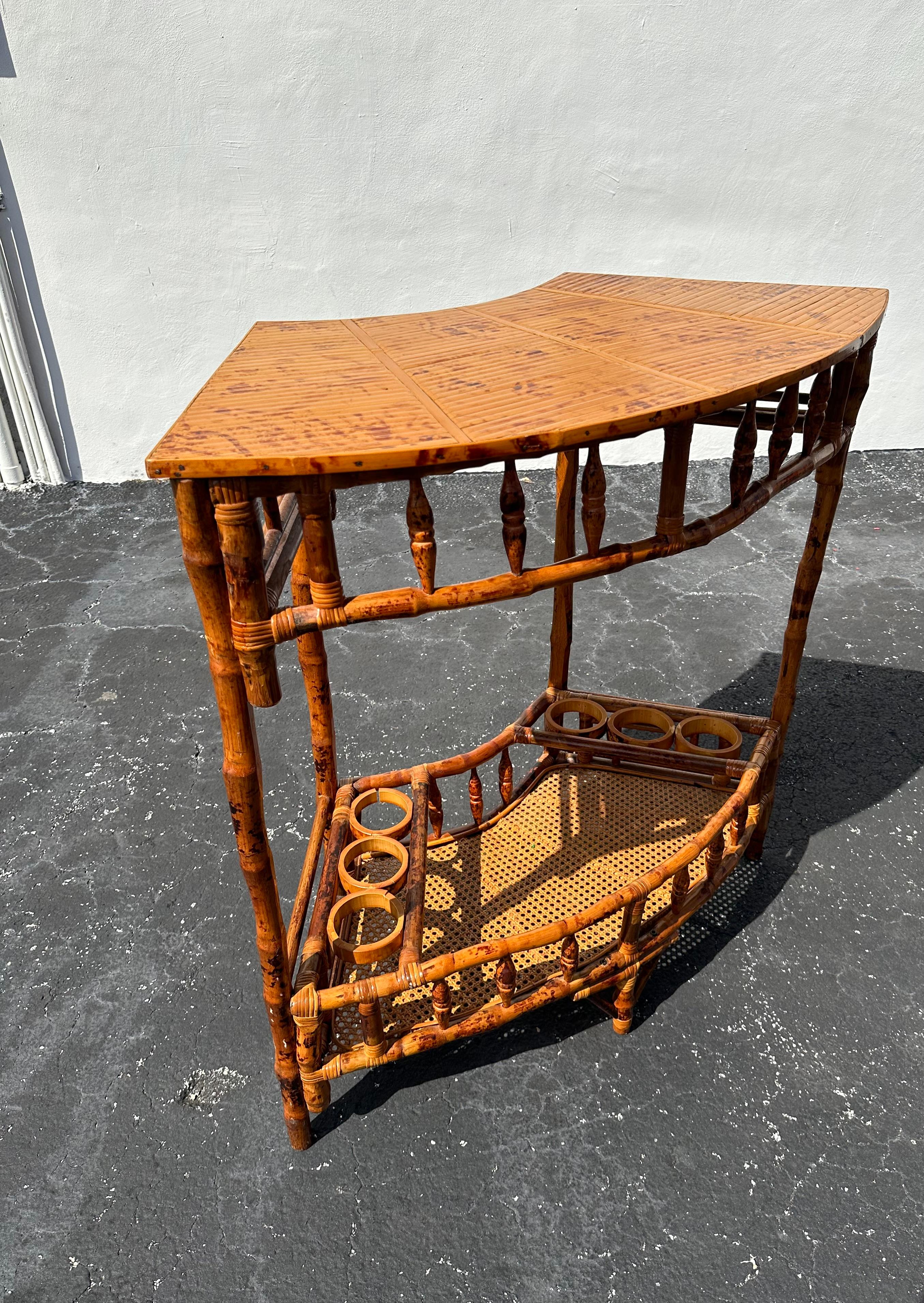 Table de bar anglaise arquée en rotin et rotin torsadé incurvé des années 1960 en vente 1