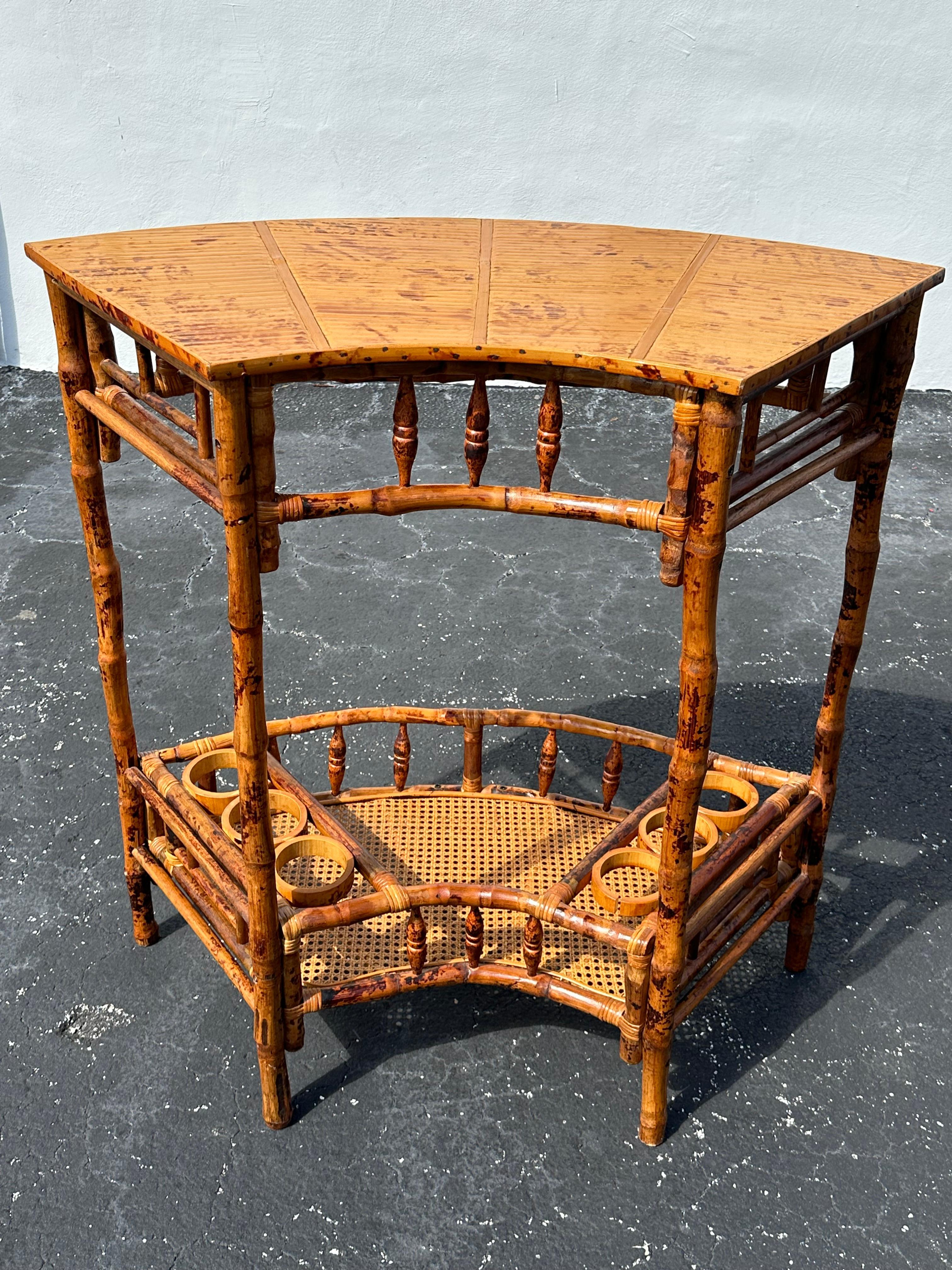 Table de bar anglaise arquée en rotin et rotin torsadé incurvé des années 1960 en vente 2