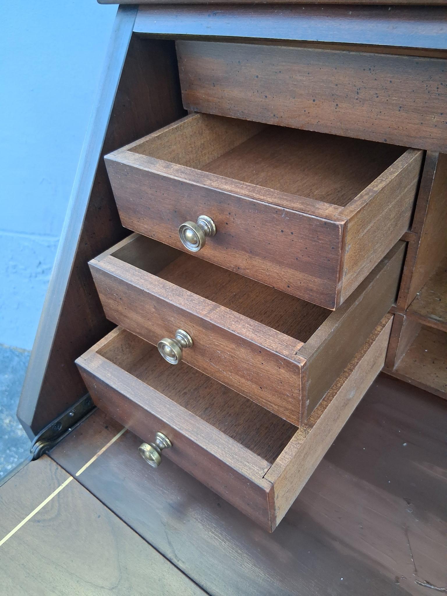 1960er Jahre Traditionelle Campaigner geschnitzt Nussbaum 