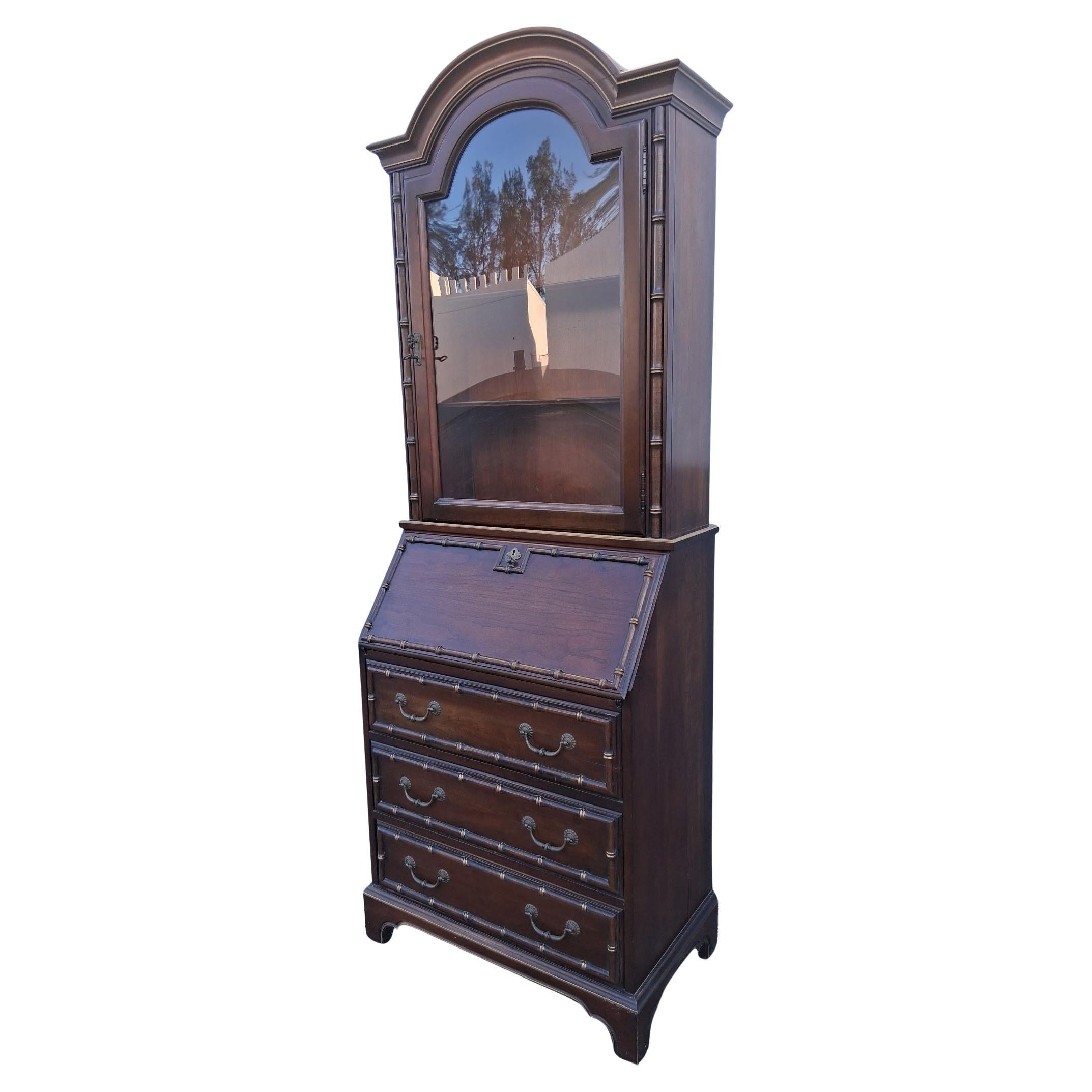 1960er Jahre Traditionelle Campaigner Stil geschnitzt Nussbaum 