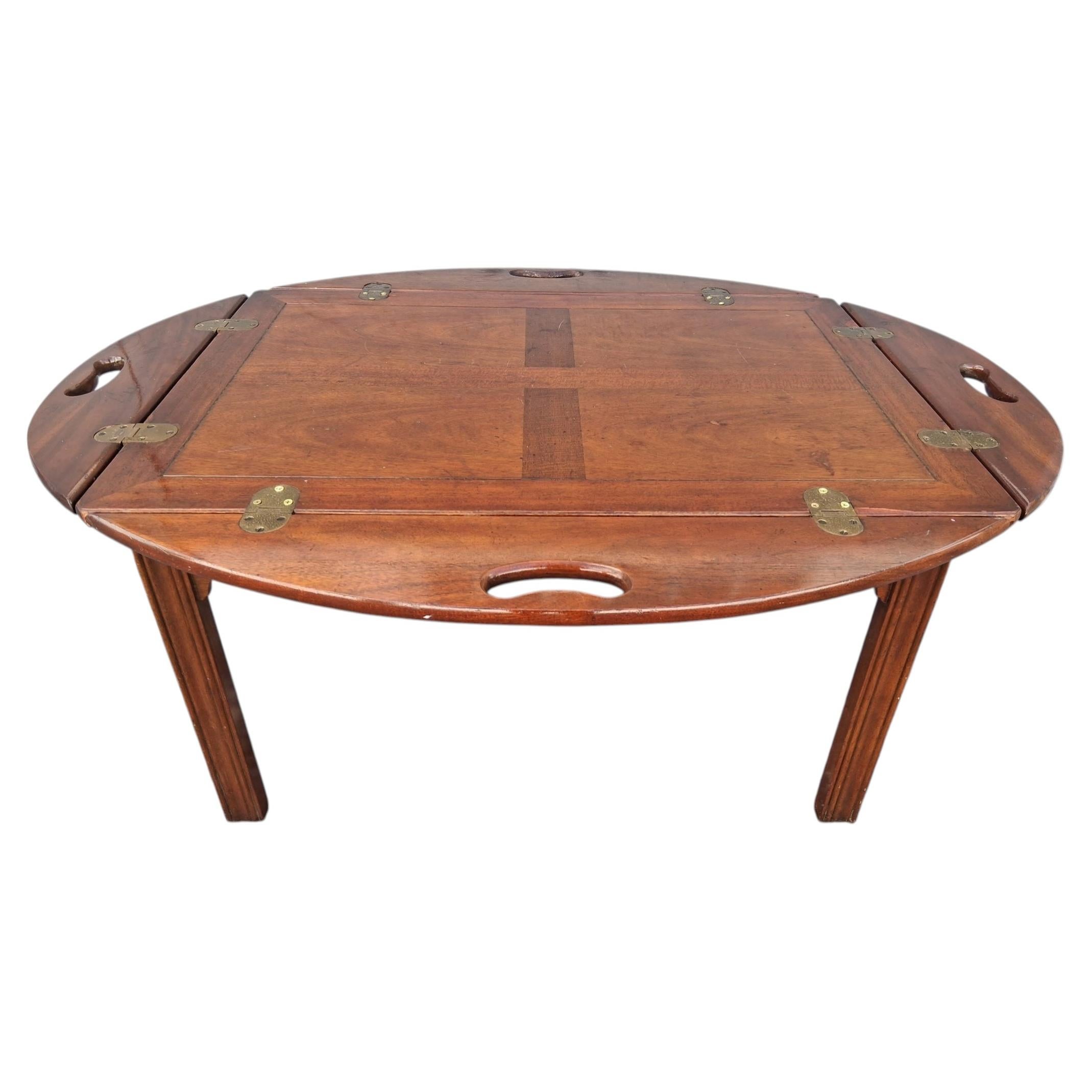 1960s Traditional Removable Tray Top Coffee/ Cocktail Table by Baker Furniture