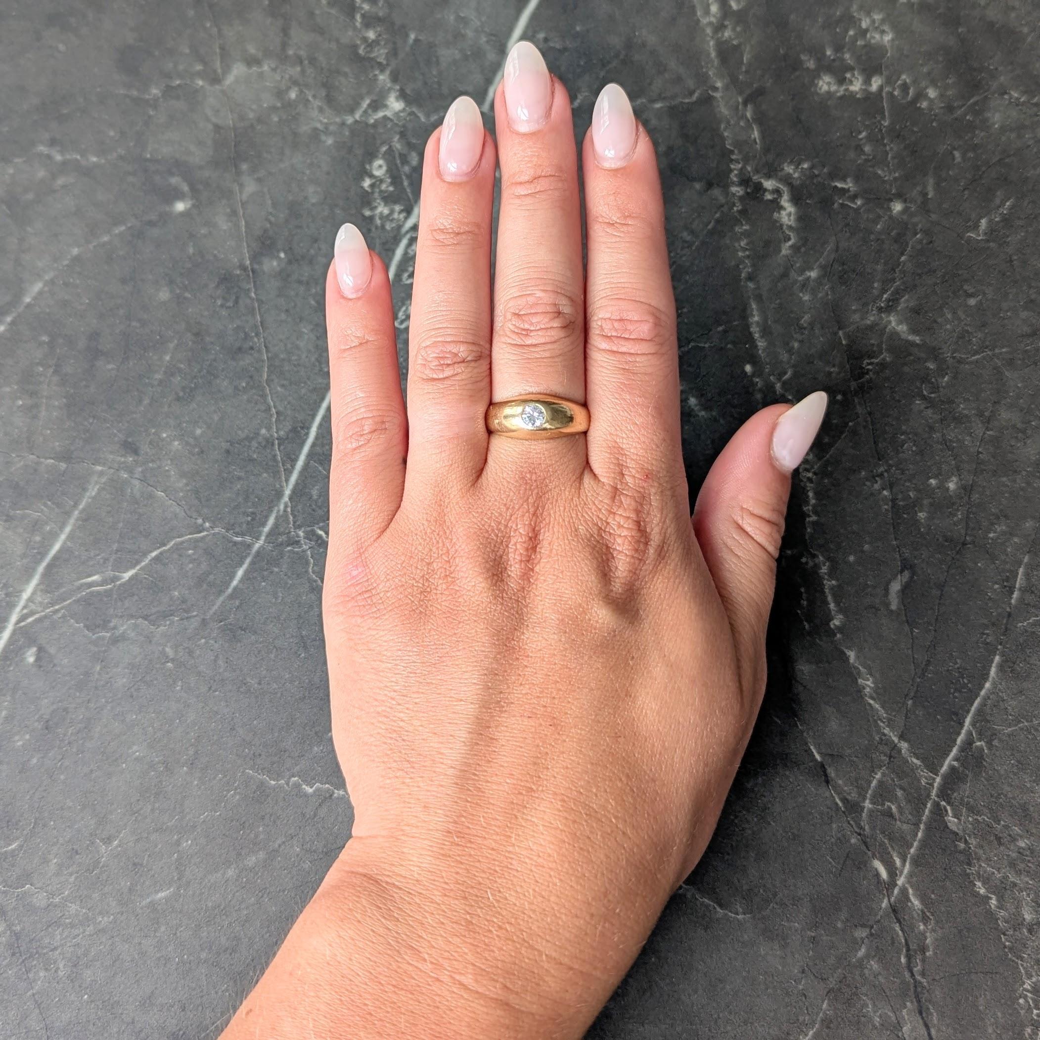 Centré sur un diamant de taille transitionnelle pesant environ 0.35 carats
Couleur H et pureté VS2 - serti dans un entourage de forme bombée
Complété par une tige conique
Estampillé pour l'or 14 carats
Circa : 1960
Taille de la bague : 7 3/4 et