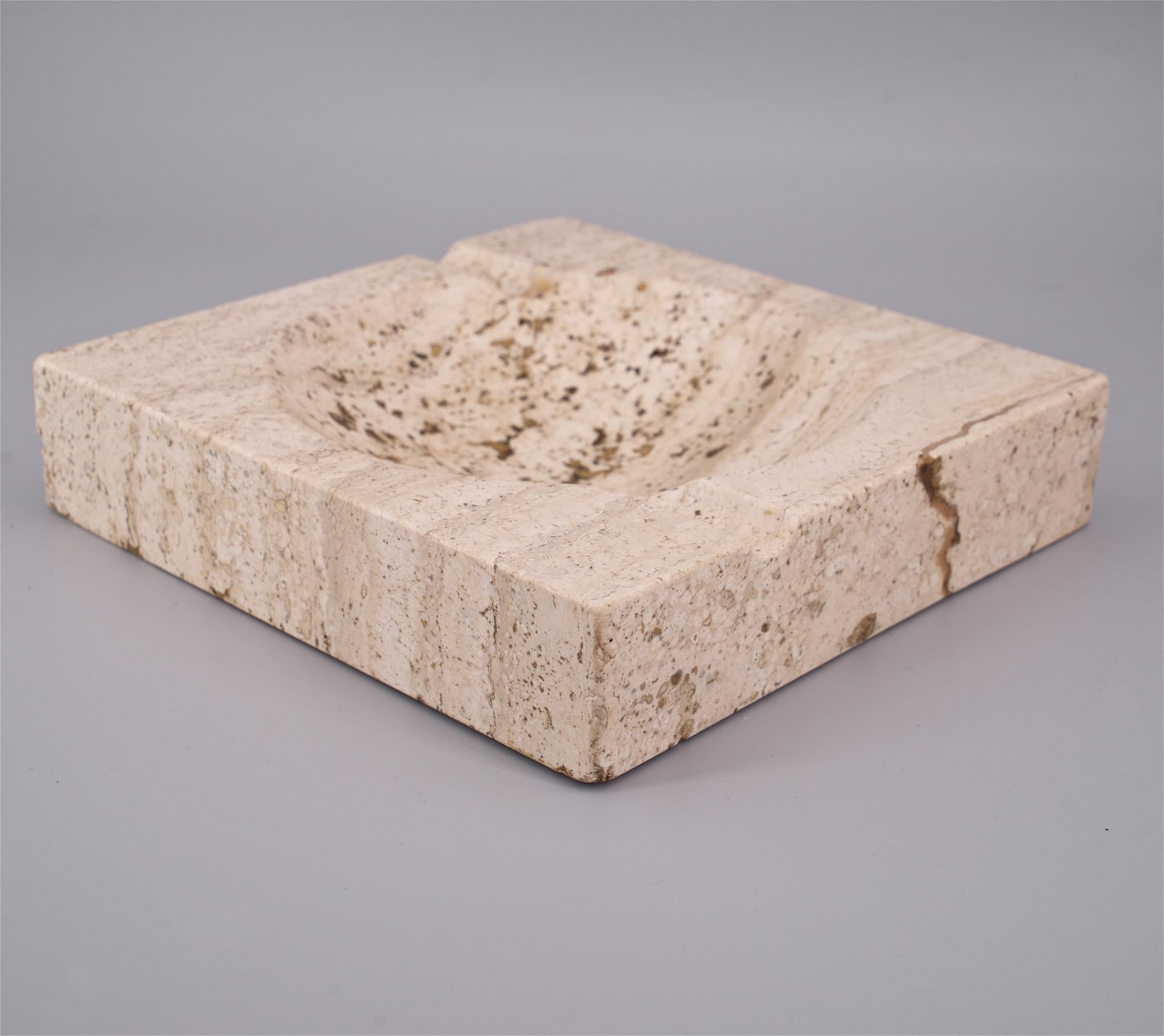 Aschenbecher aus Travertin-Marmor, geometrisch, postmodern, Italien (Moderne der Mitte des Jahrhunderts) im Angebot