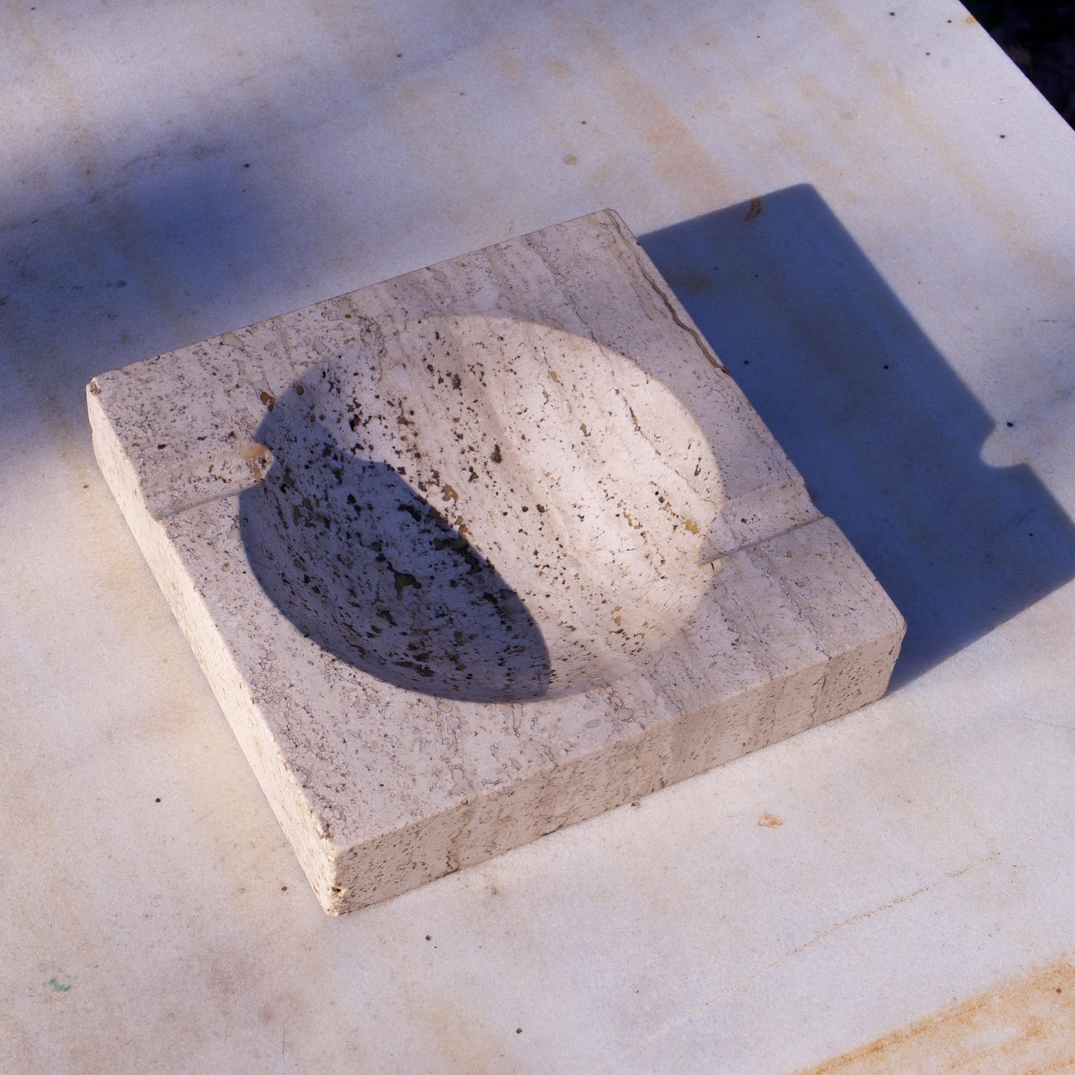 Aschenbecher aus Travertin-Marmor, geometrisch, postmodern, Italien im Zustand „Relativ gut“ im Angebot in Hyattsville, MD