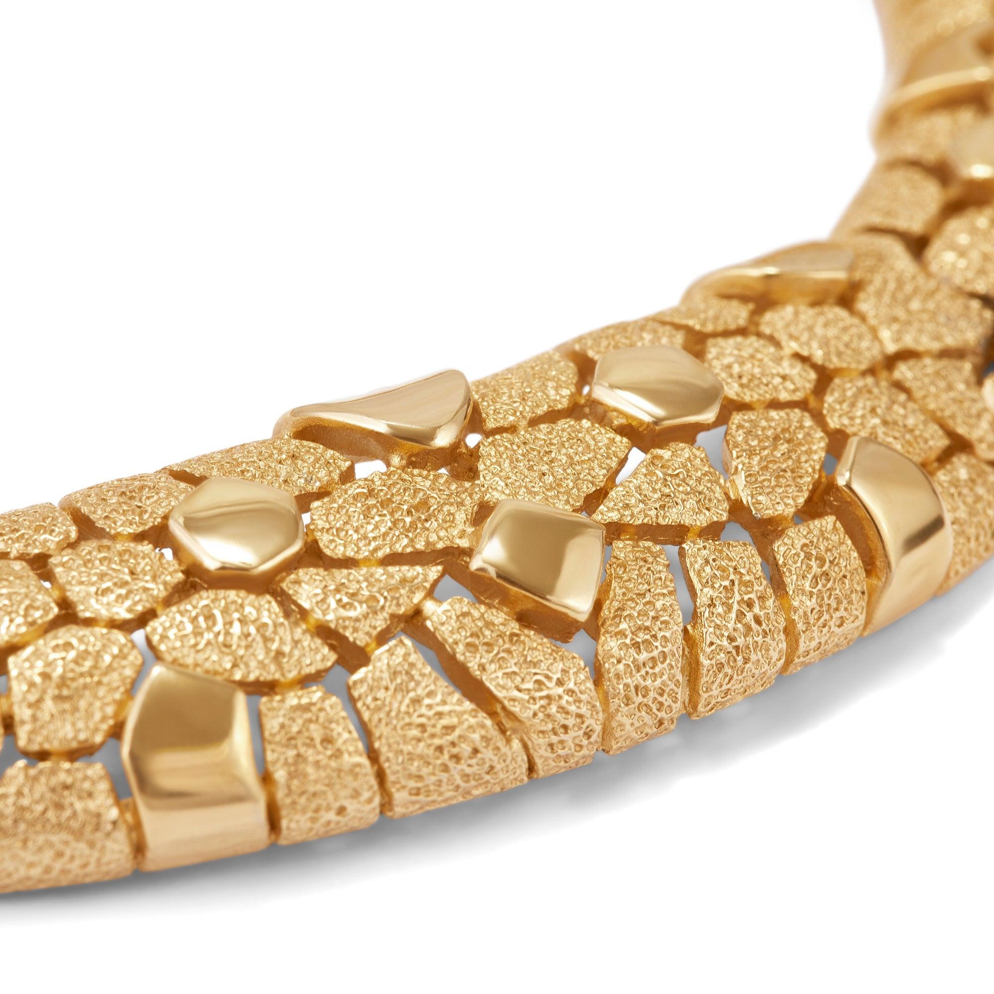 Collar articulado Trifari de oro texturizado de los años 60 en Excelente estado para la venta en London, GB