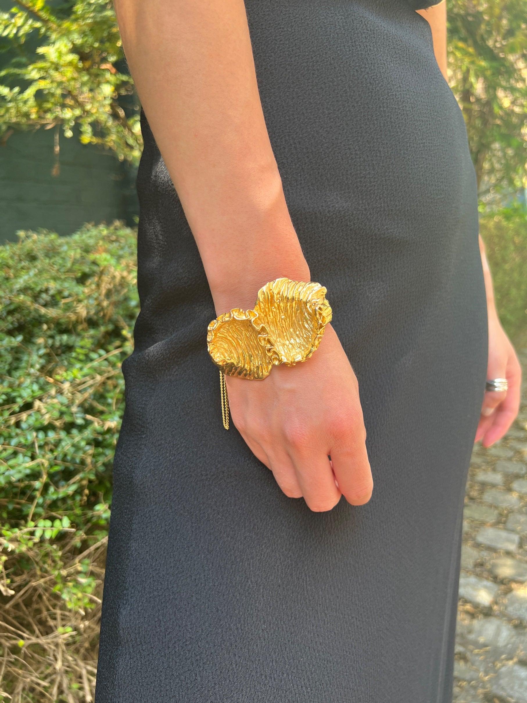 Bracciale Trifari anni '60 con texture in tonalità oro in vendita 1