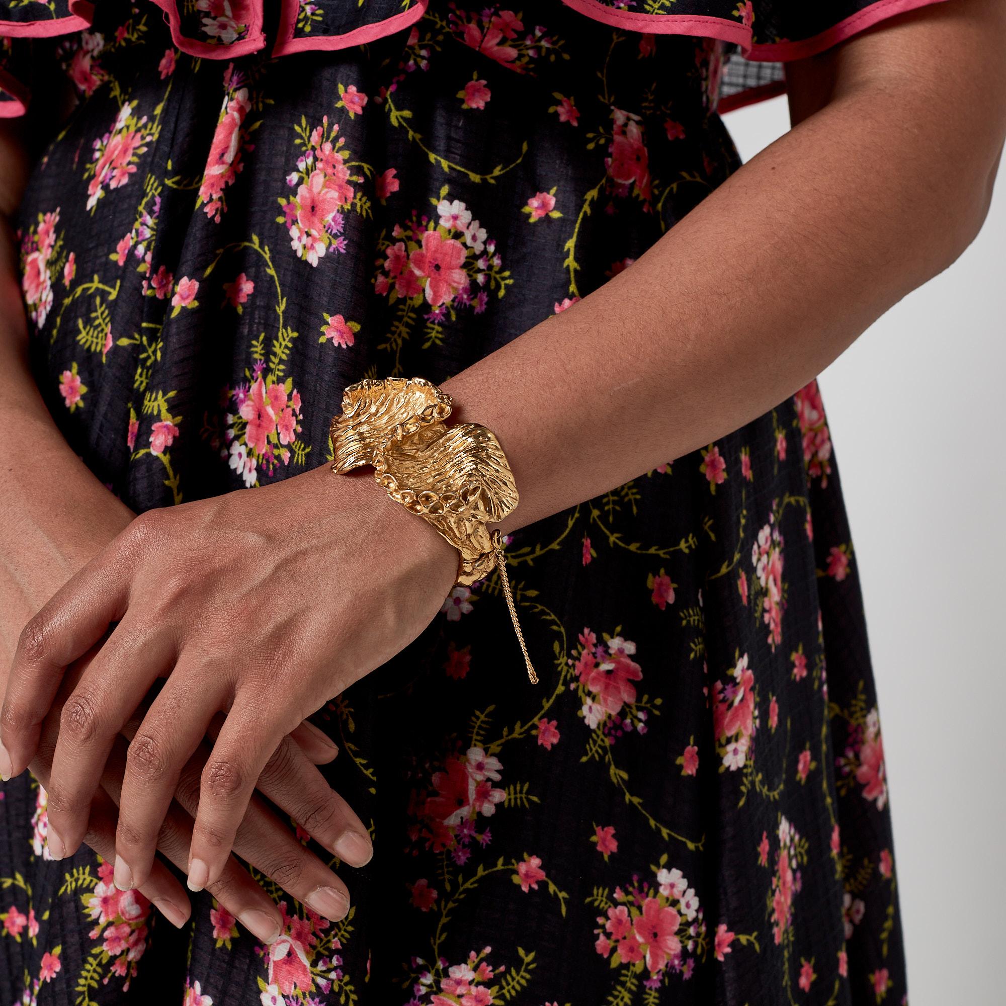1960s Trifari Textured Gold Tone Bracelet For Sale 2