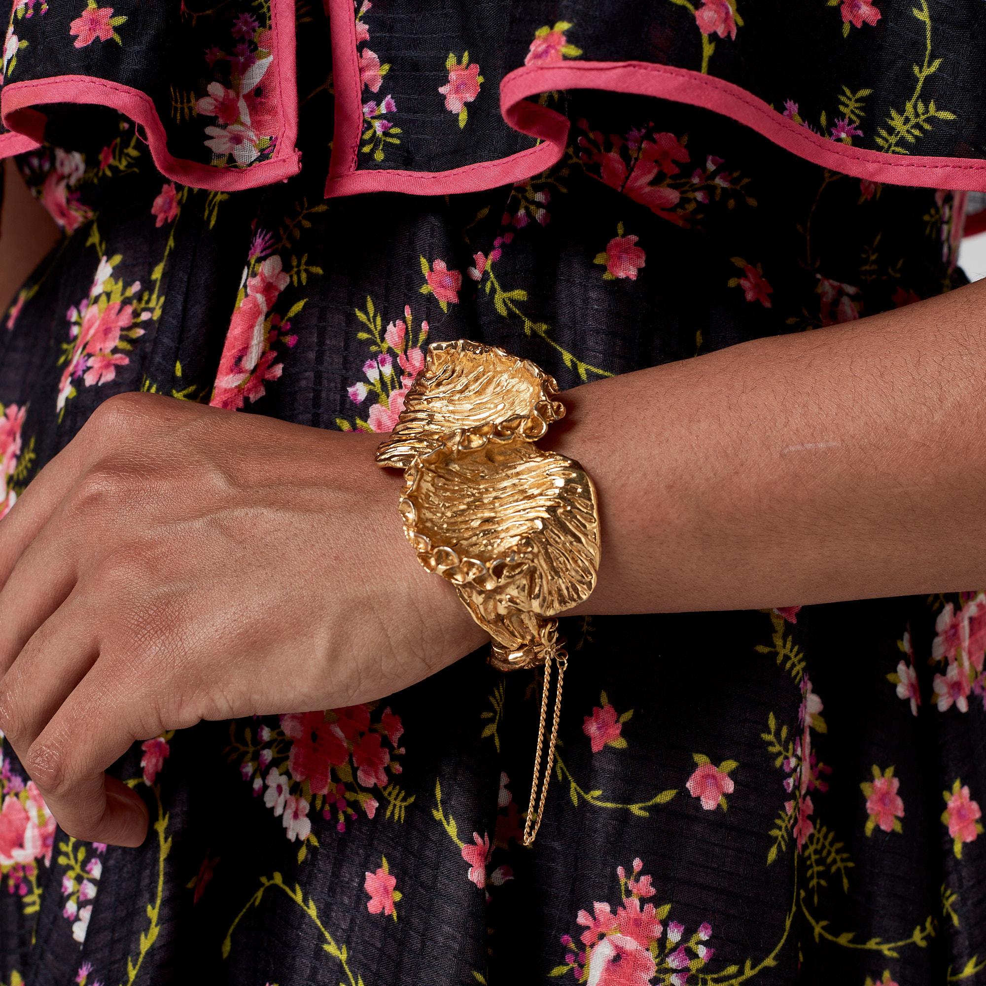 1960s Trifari Textured Gold Tone Bracelet For Sale 4