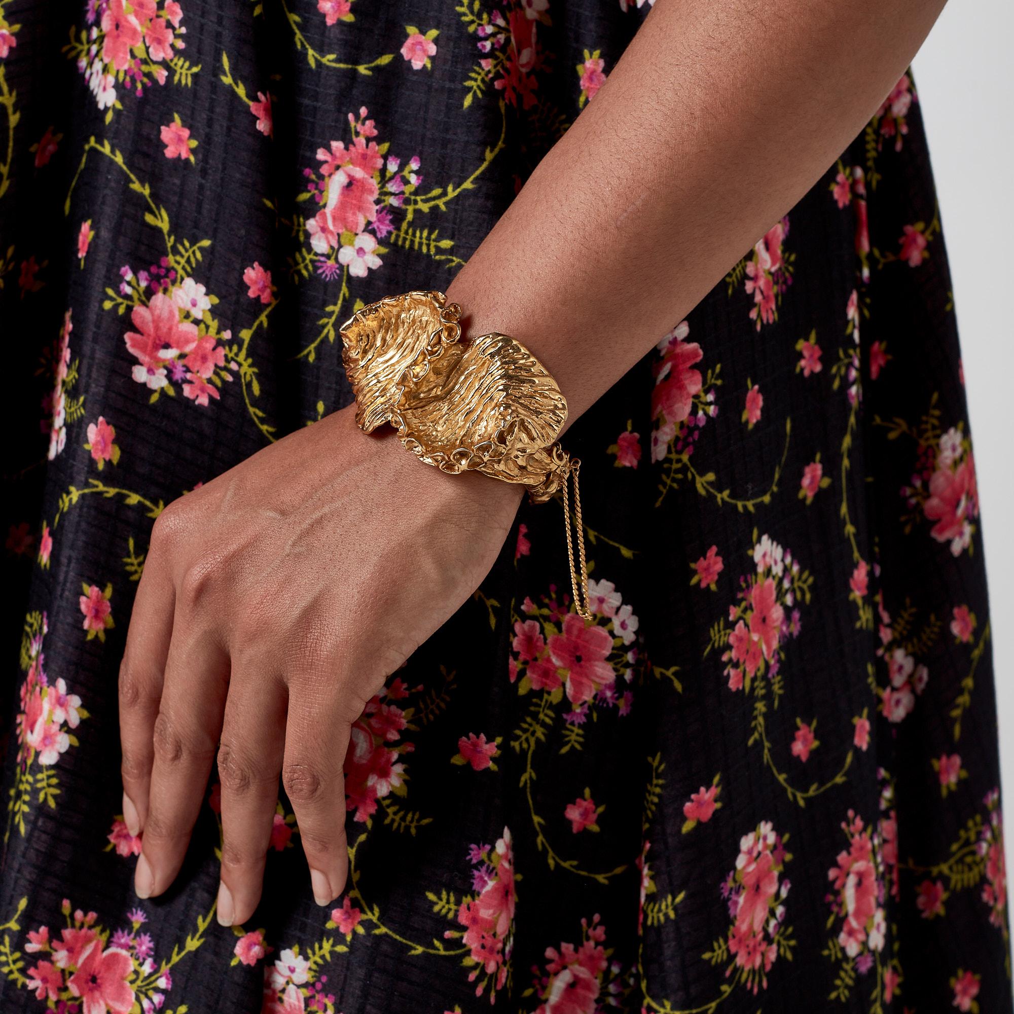 1960s Trifari Textured Gold Tone Bracelet For Sale 5