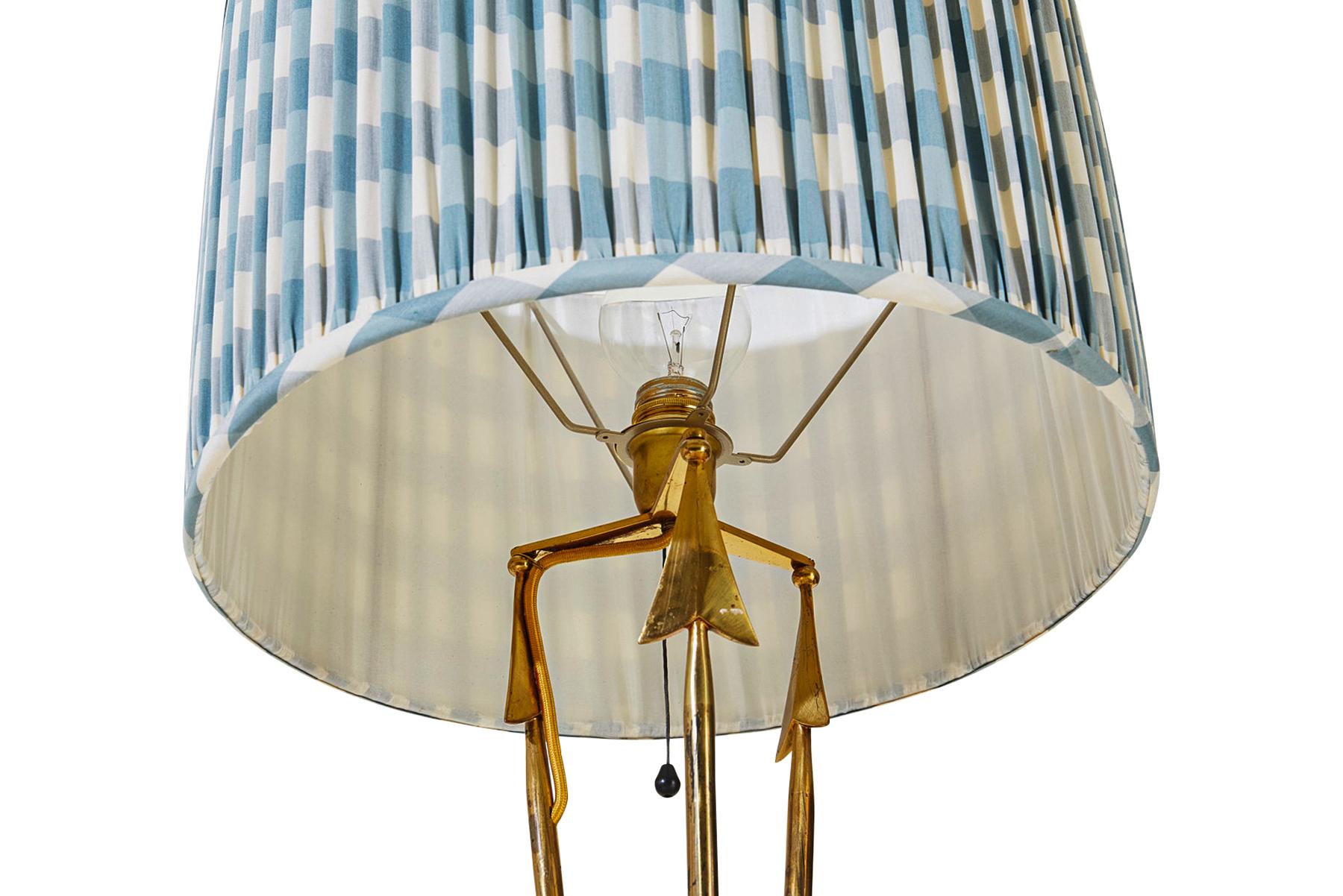 Mid-Century Modern Lampadaire à flèche tripode en laiton des années 1960 en vente