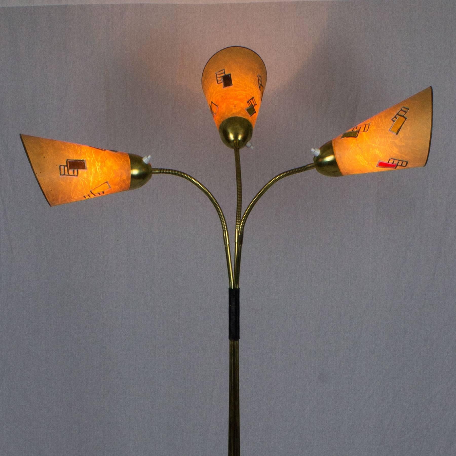 Milieu du XXe siècle Lampe sur pied à trois pieds moderne du milieu du siècle avec abat-jours en papier peint - France en vente