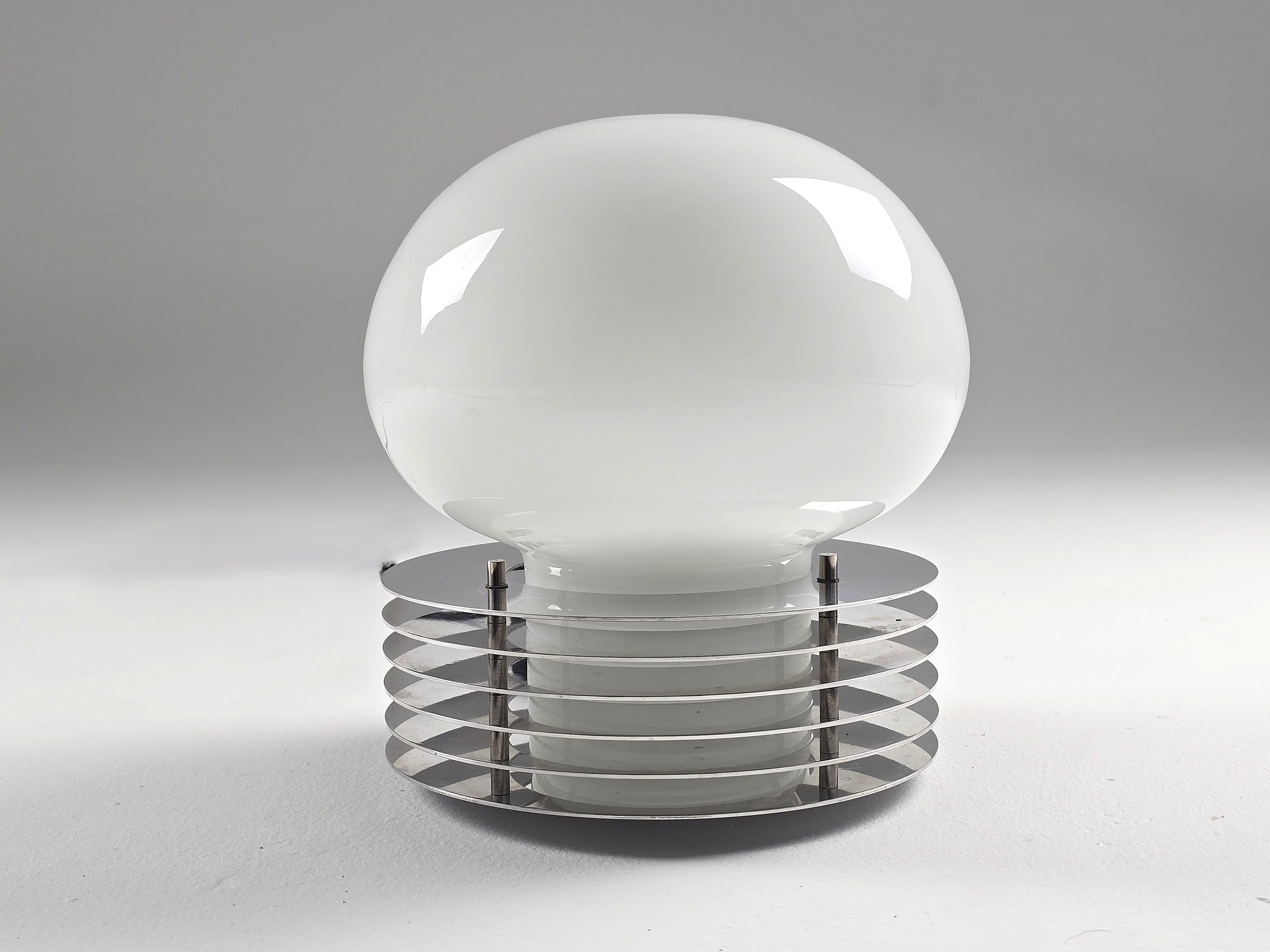 Lámpara de mesa Enrico Tronconi con forma de seta  cristal opale asentado sobre una estructura de acero inoxidable . 

Contiene una toma de candelabro E12 de 40 vatios .

Enciende el cable .

