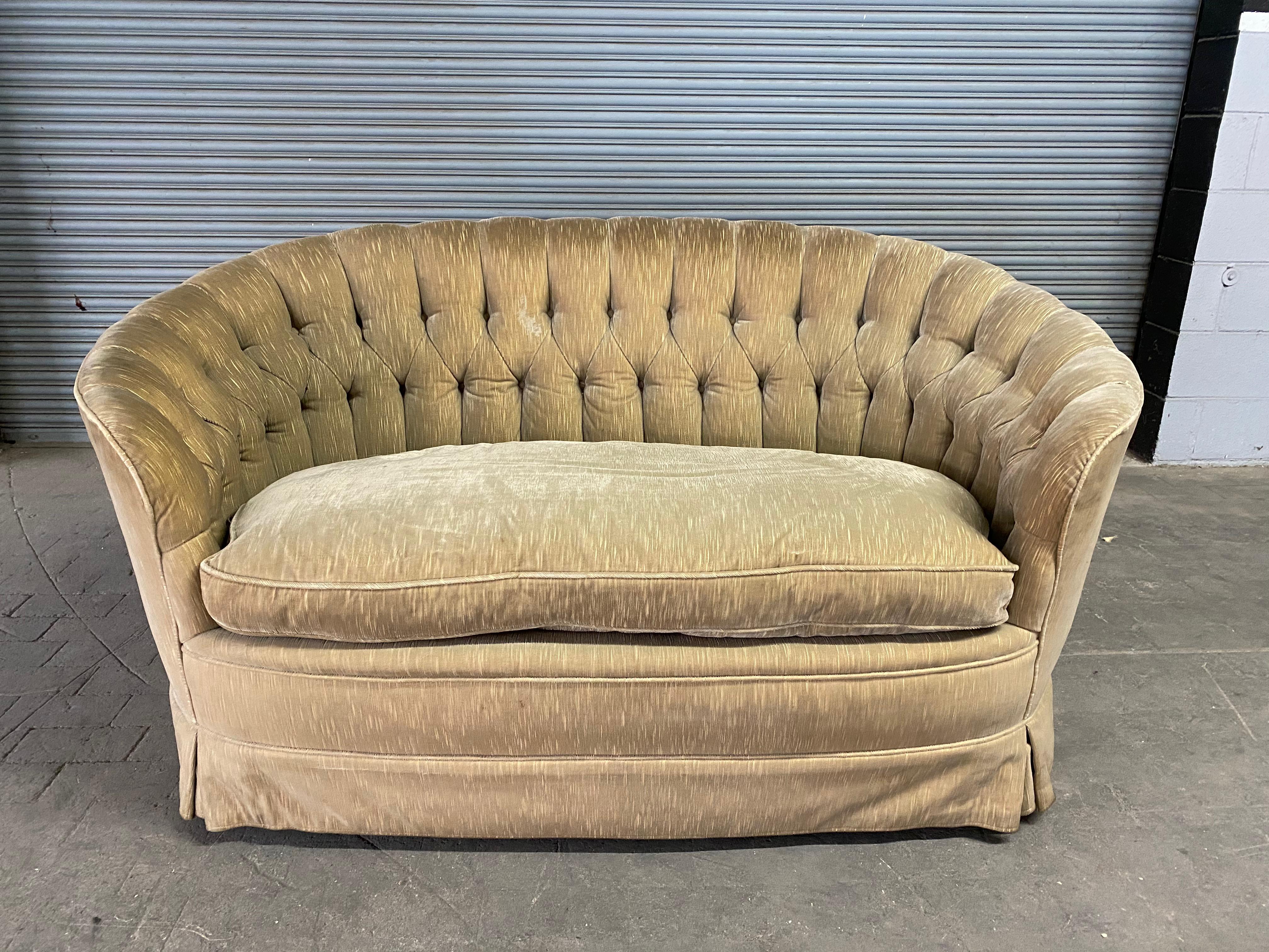 Ein getuftetes Sofa aus der Mitte des Jahrhunderts mit losem Sitzkissen (Moderne)