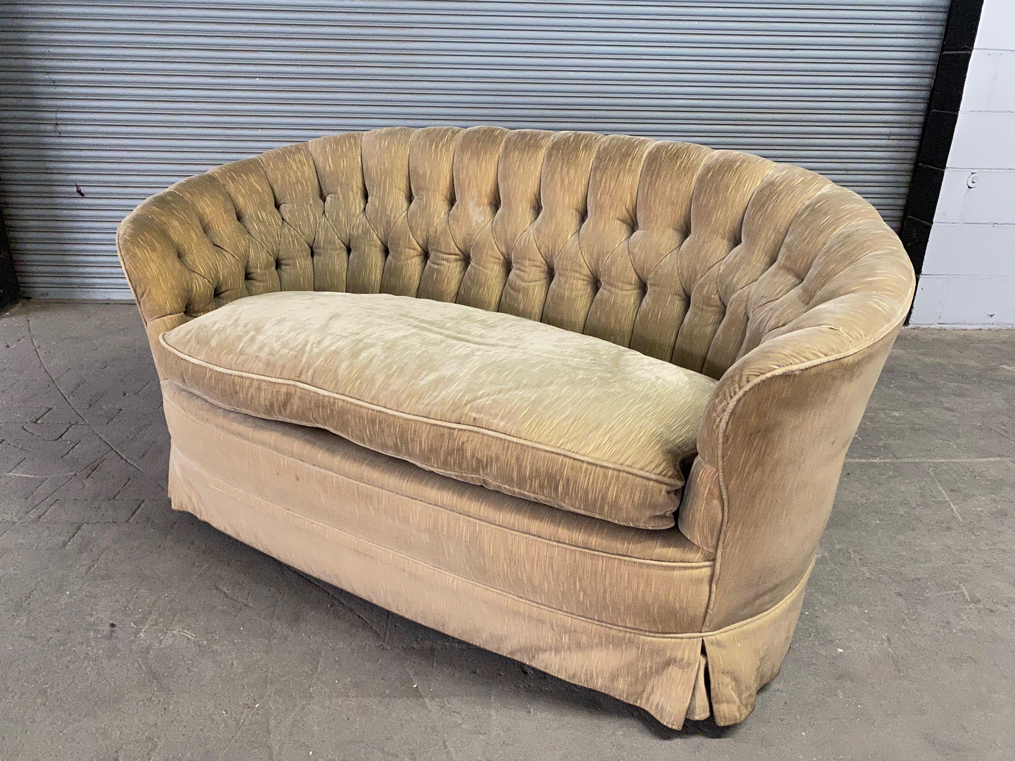 Small Mid Century Tufted Sofa with Loose Seat Cushion In Good Condition In Buchanan, NY