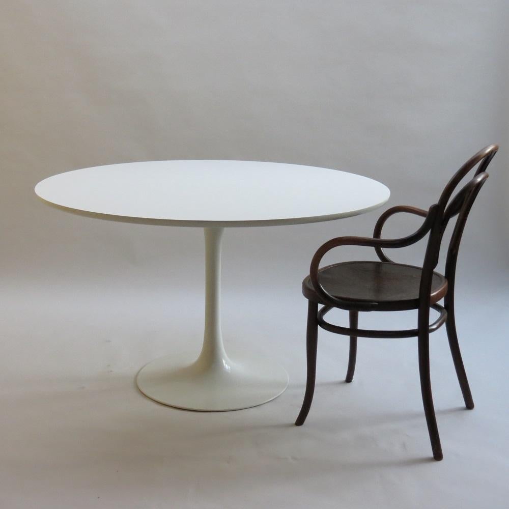 Mesa de comedor Tulipán Blanco de los años 60, de Maurice Burke para Arkana UK

Mesa de comedor Tulipán blanca, fabricada por Arkana, Bath, Reino Unido, y diseñada por Maurice Burke en la década de 1960.

Base de aluminio fundido pintado y encimera