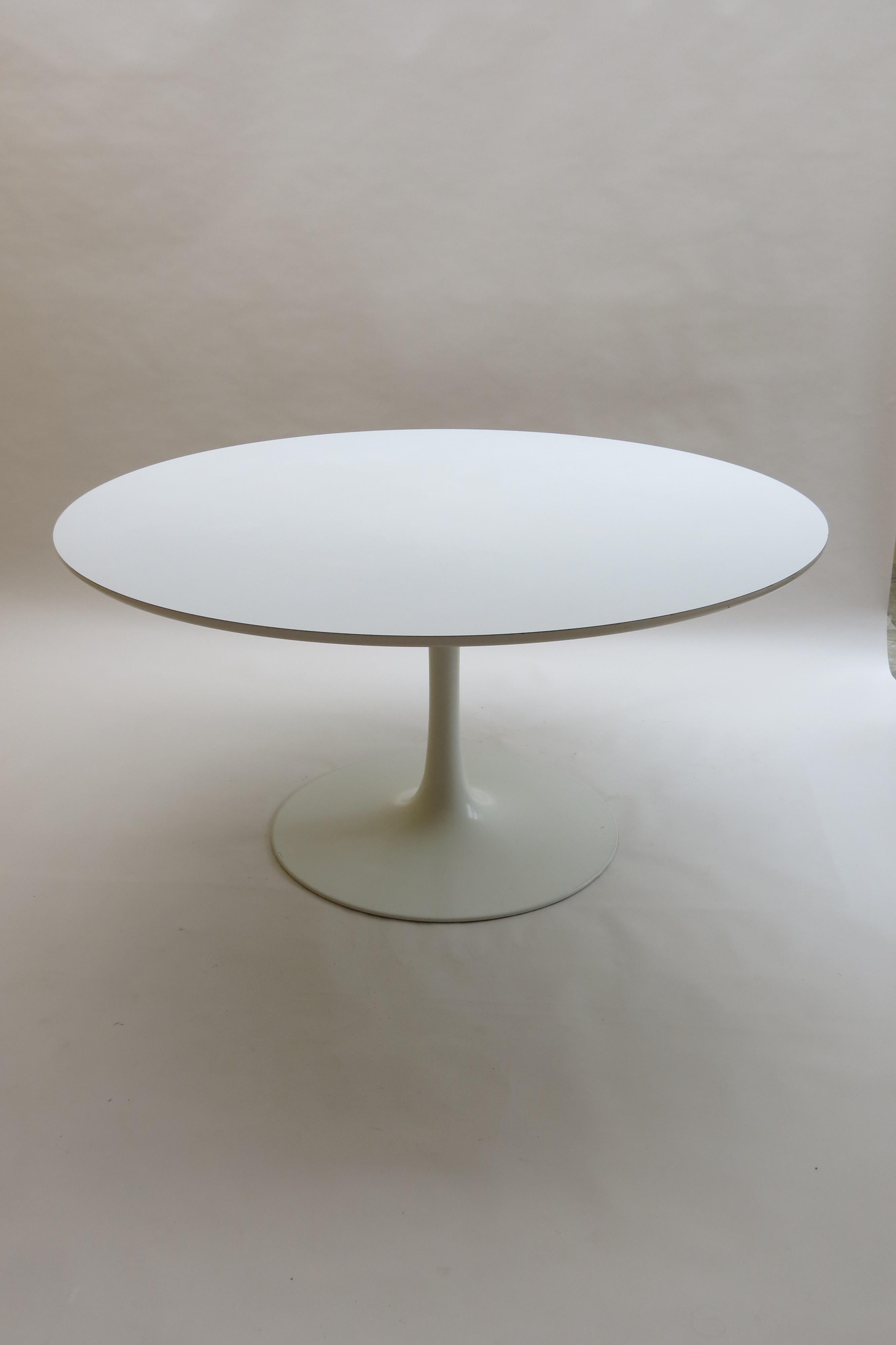 1960s Tulip Dining Table designed by Maurice Burke for Arkana, Bath, UK.

Cast aluminium base and circular laminate top.

In very good condition, minimal signs of use.

Sits 6 people.

Stamped to underside of base.

st15251250