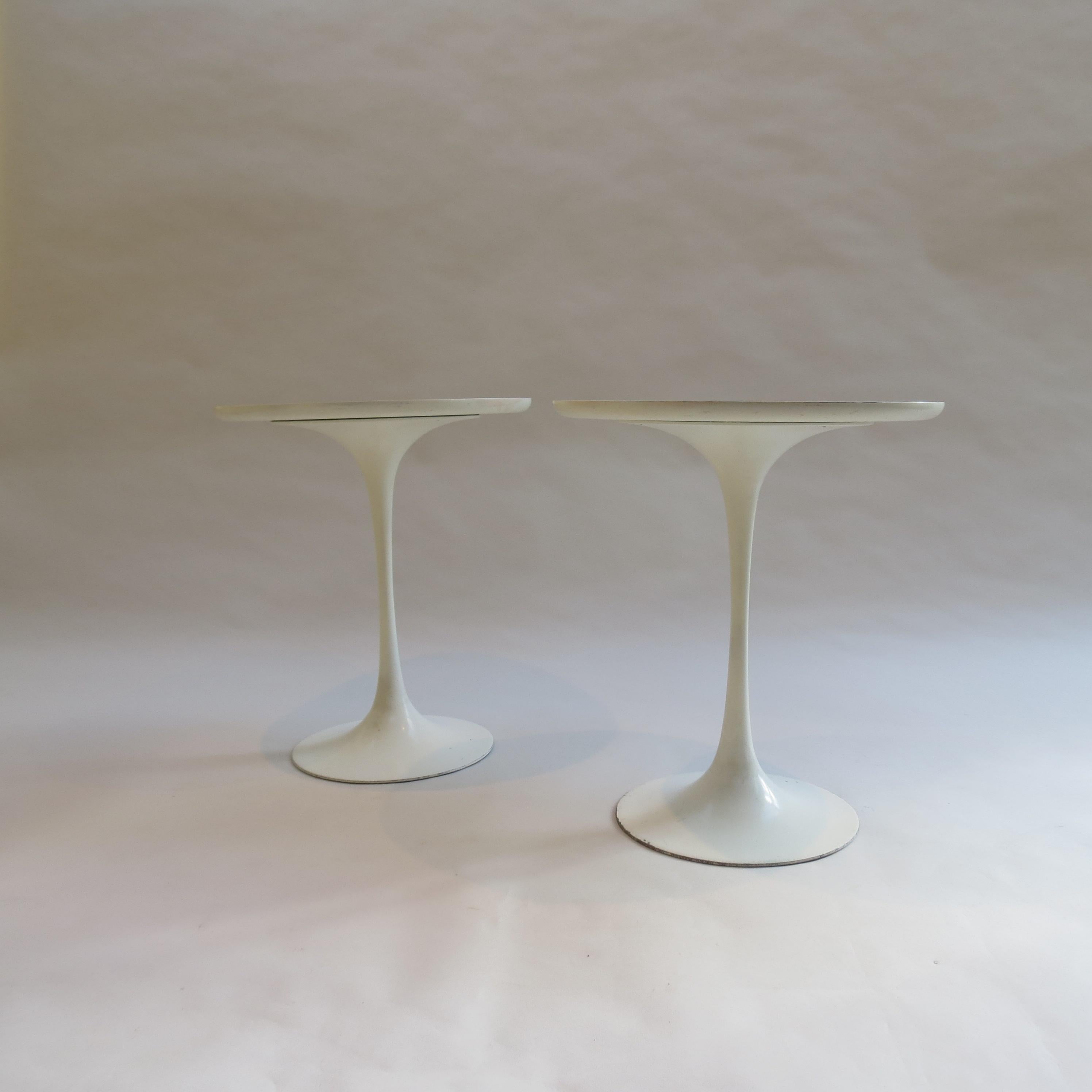 1960s tulip side table designed by Maurice Burke for Arkana, Bath, UK.

Cast aluminium base and circular laminate top.

Some wear and marks to the base. Tops in good condition.

Stamped to underside of base Arkana No 4

2 single tables