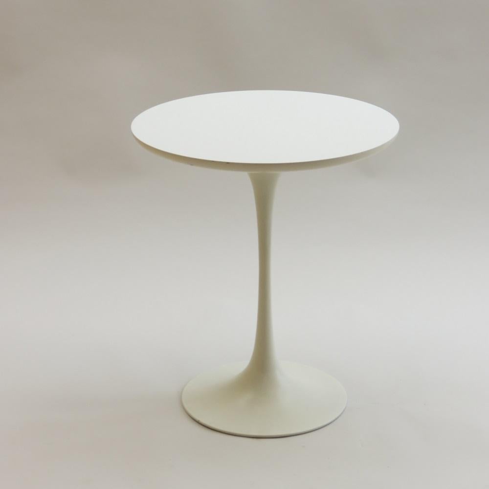 1960s Tulip Side Table designed by Maurice Burke for Arkana, Bath, UK.

Cast aluminium base and circular laminate top.

In good condition, minimal signs of wear over all 

