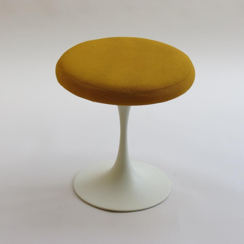 1960s tulip stool designed by Maurice Burke for Arkana, Bath. Dates from the 1960s. Original powder coated aluminium base, foam covered seat. In good vintage condition. 

ST1325.