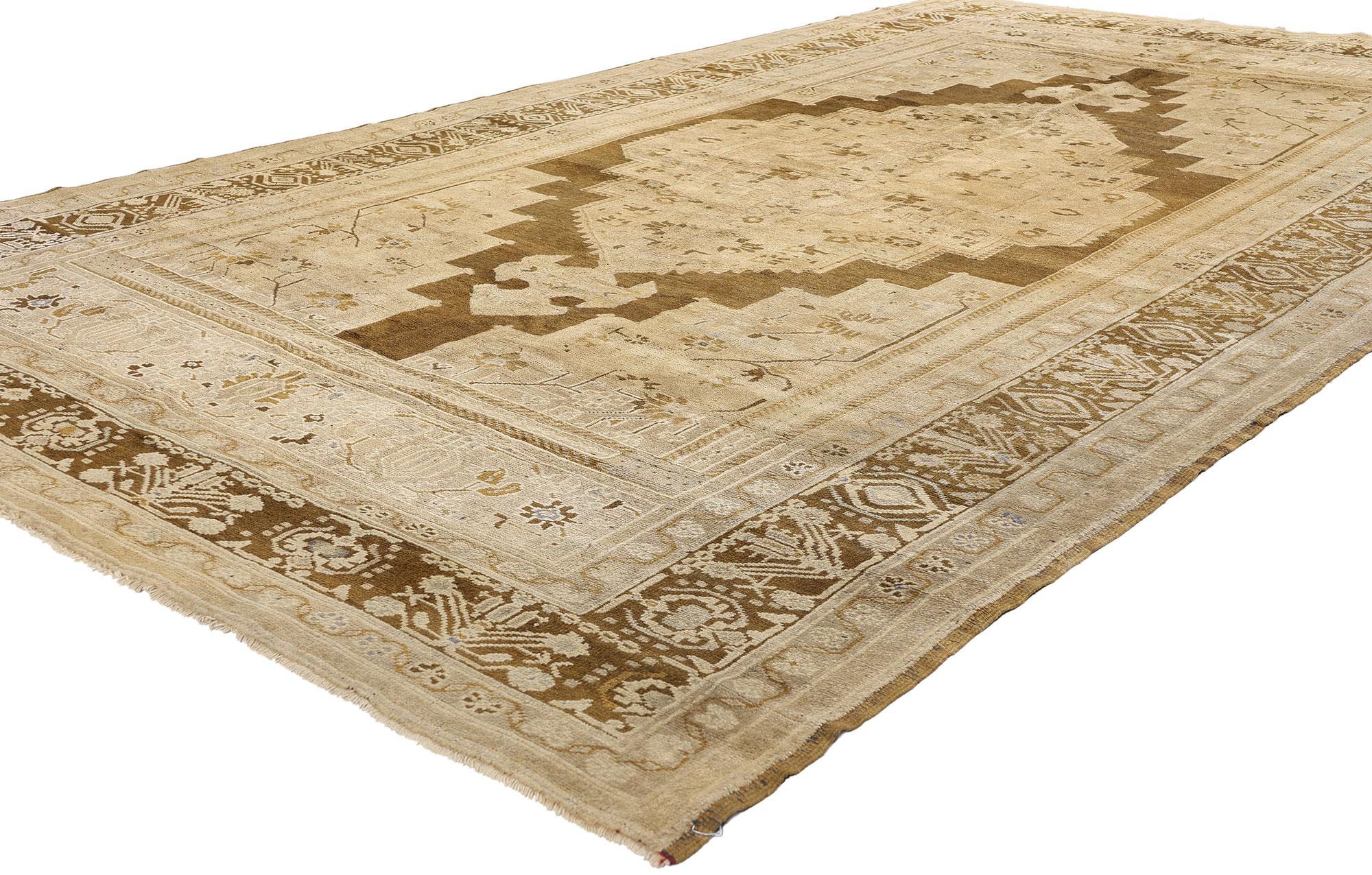 73946 Tapis turc Oushak Vintage Earth-Tone, 07'00 x 12'00. Baigné dans l'étreinte chaleureuse de la palette de la terre, ce tapis Oushak turc vintage en laine nouée à la main se déploie avec une grâce intemporelle, où l'art séculaire rencontre