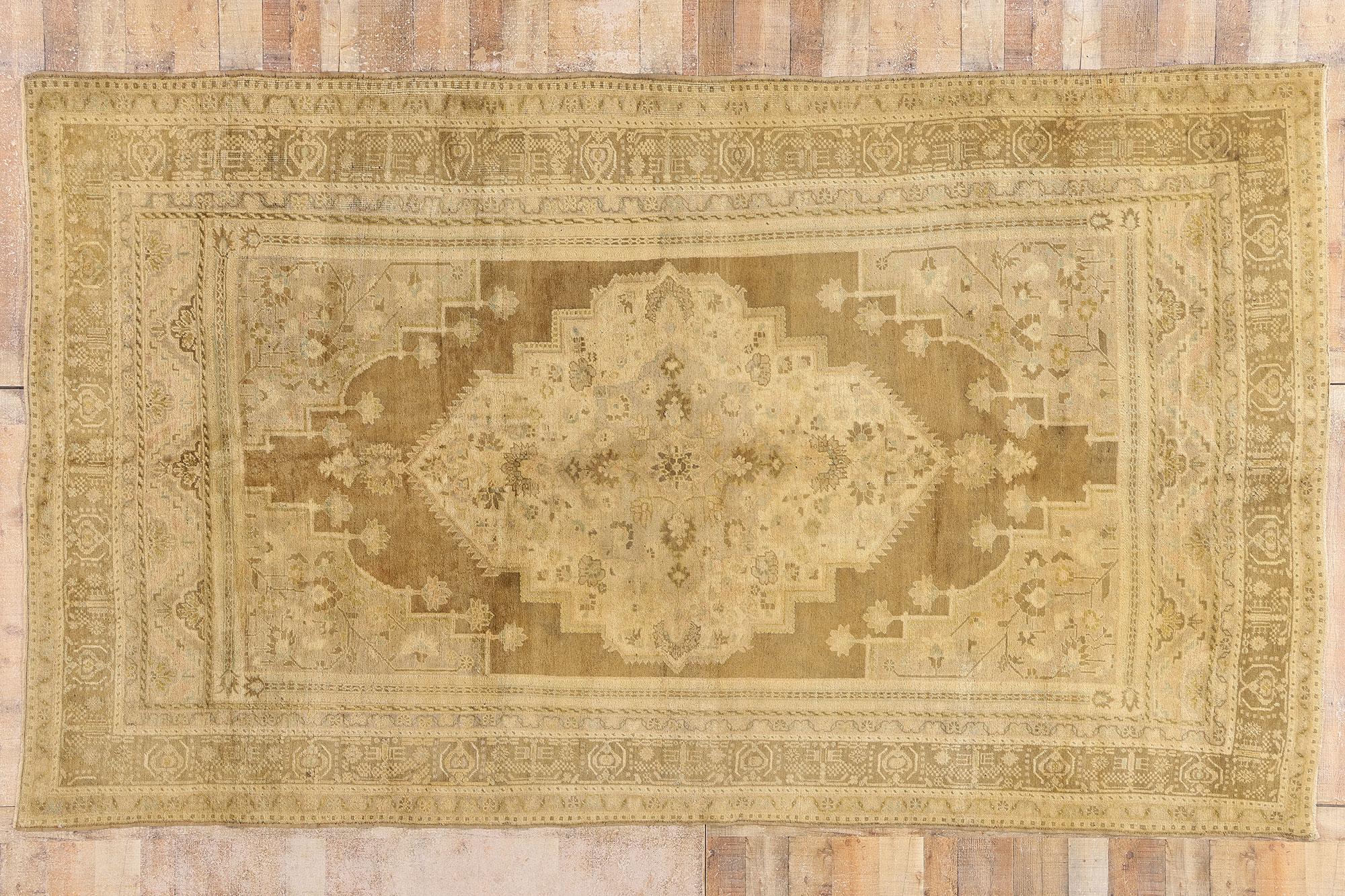 1960's Turkish Oushak Rug with Traditional Style For Sale 4