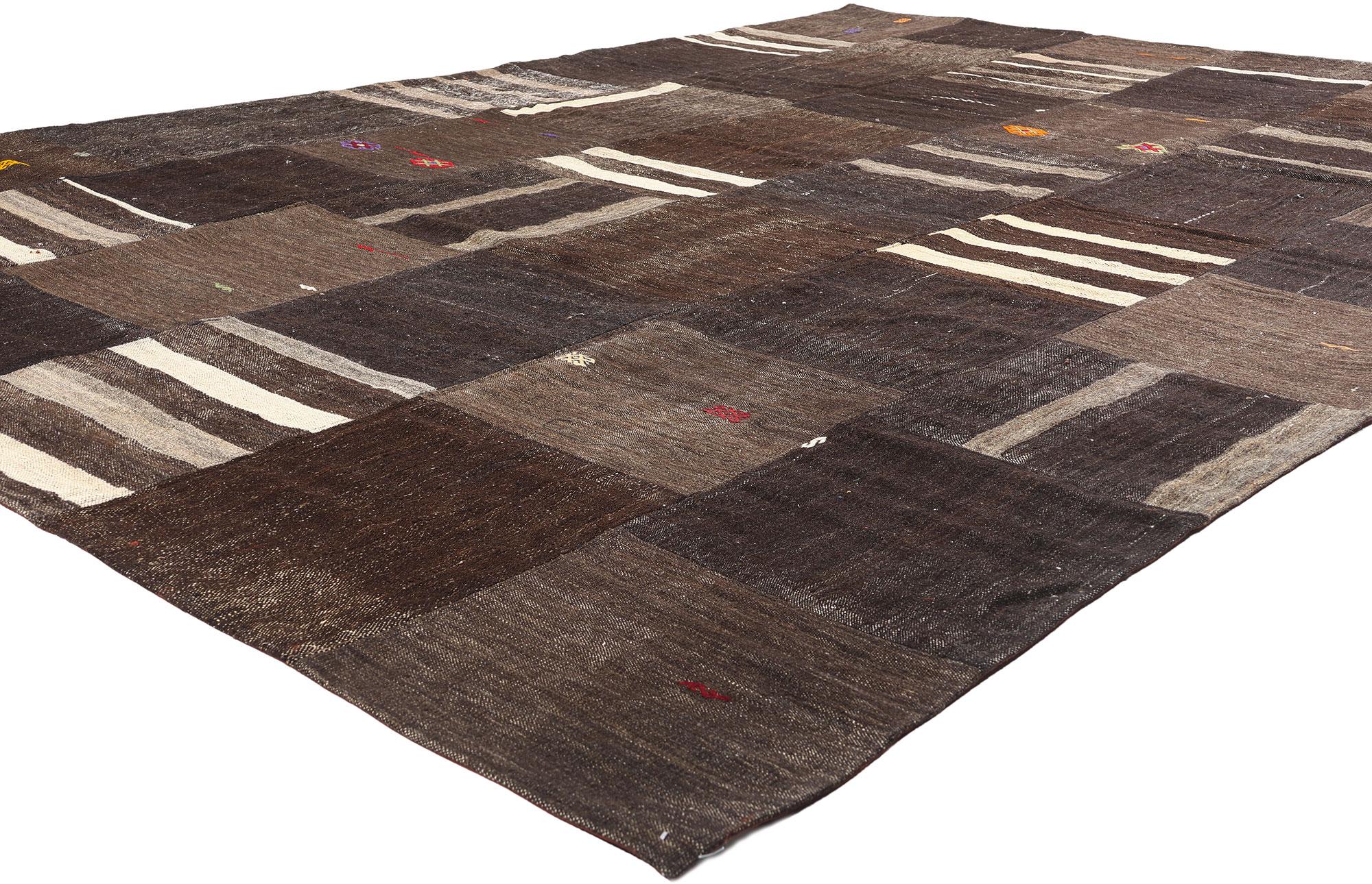 52132 Türkischer Patchwork-Kilim-Teppich im Vintage-Stil, 09'09 x 14'00. Dieser handgewebte türkische Patchwork-Kilim-Teppich ist ein beeindruckendes Zeugnis der Kunstfertigkeit und Symbolik von Stammestextilien, die in den reichen Traditionen der