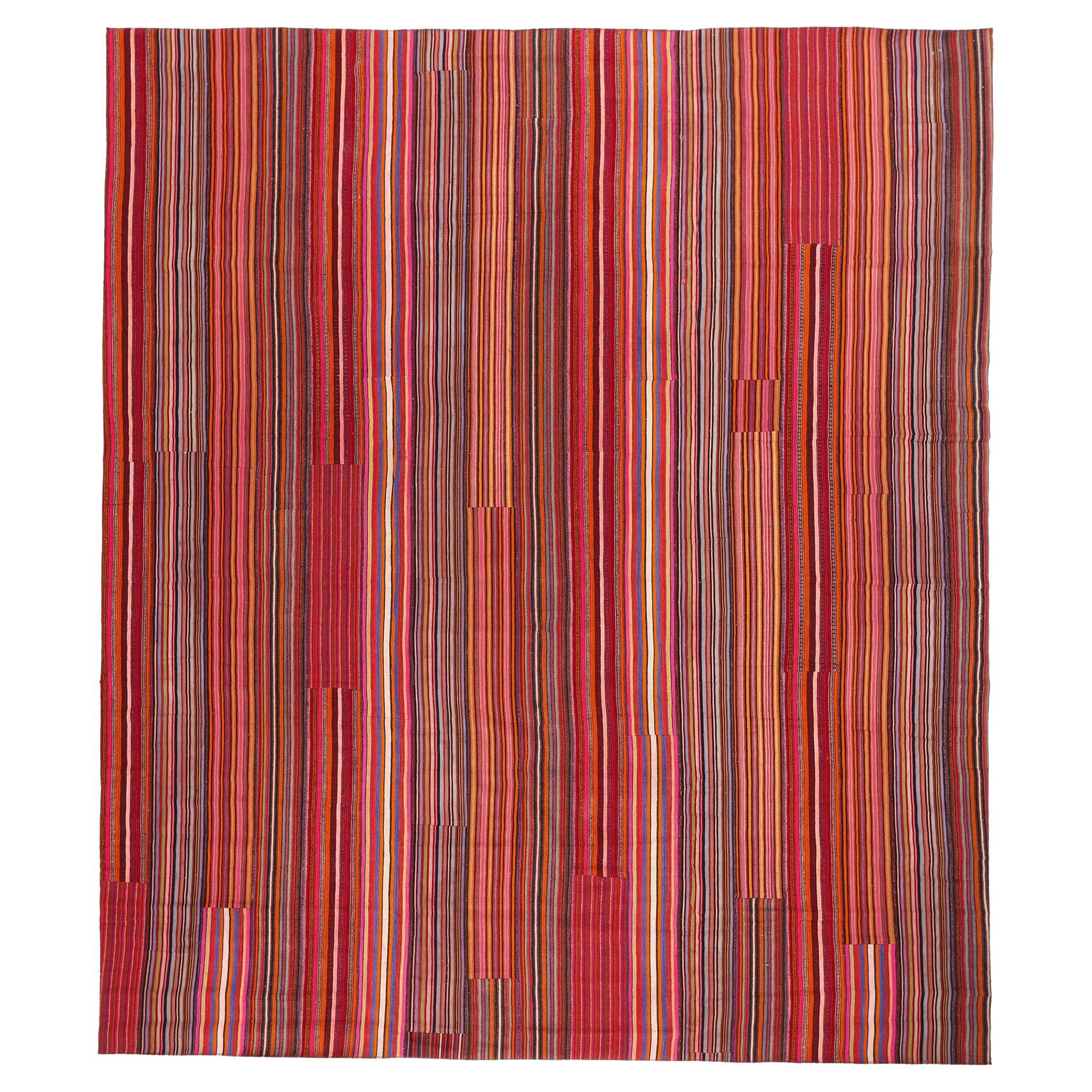 Türkischer gestreifter Kilim-Teppich aus den 1960er Jahren im modernen rustikalen Cabin-Stil