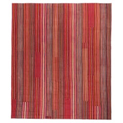 Türkischer gestreifter Kilim-Teppich aus den 1960er Jahren im modernen rustikalen Cabin-Stil