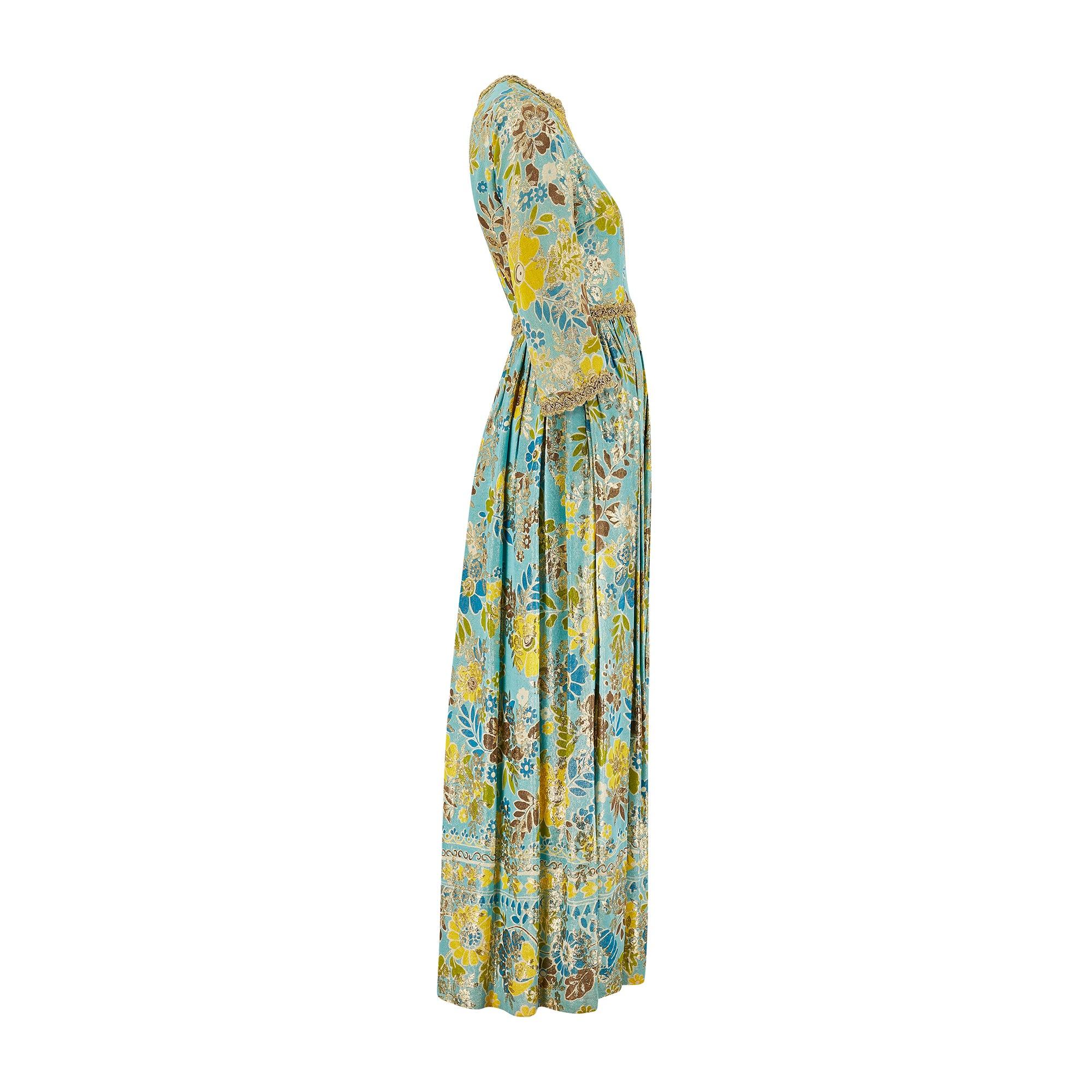 Dieses glitzernde Maxikleid wurde in den späten 1960er Jahren von einem unbekannten Designer entworfen.  Sie ist von hervorragender Qualität und wurde in Amerika für eine Luxusboutique oder eines der großen Kaufhäuser der Zeit hergestellt. Der Stoff