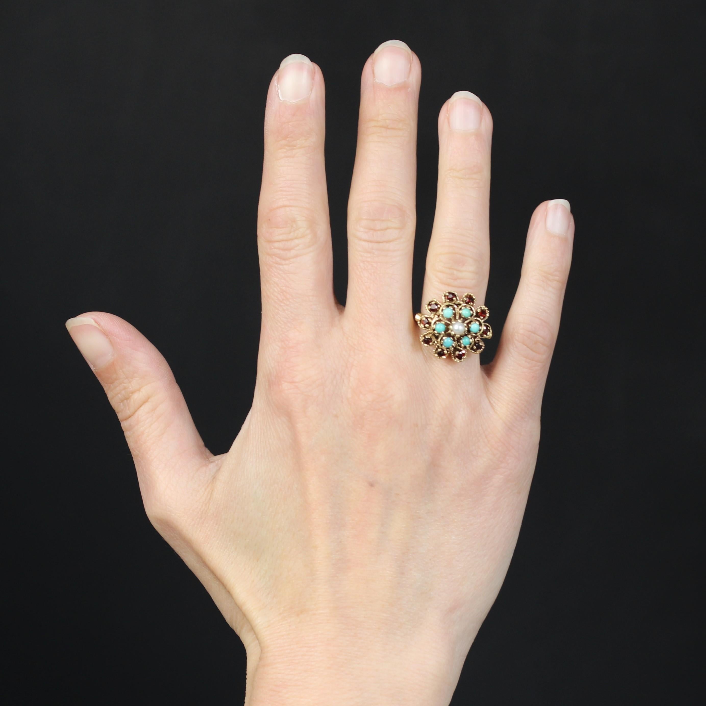 Anello in oro giallo 14 carati.
Un anello a fiore vintage, che forma una cupola con una mezza perla coltivata al centro, circondata da una fila di mezze perle turchesi, a loro volta circondate da 10 citrini rotondi trattenuti da griffe in una