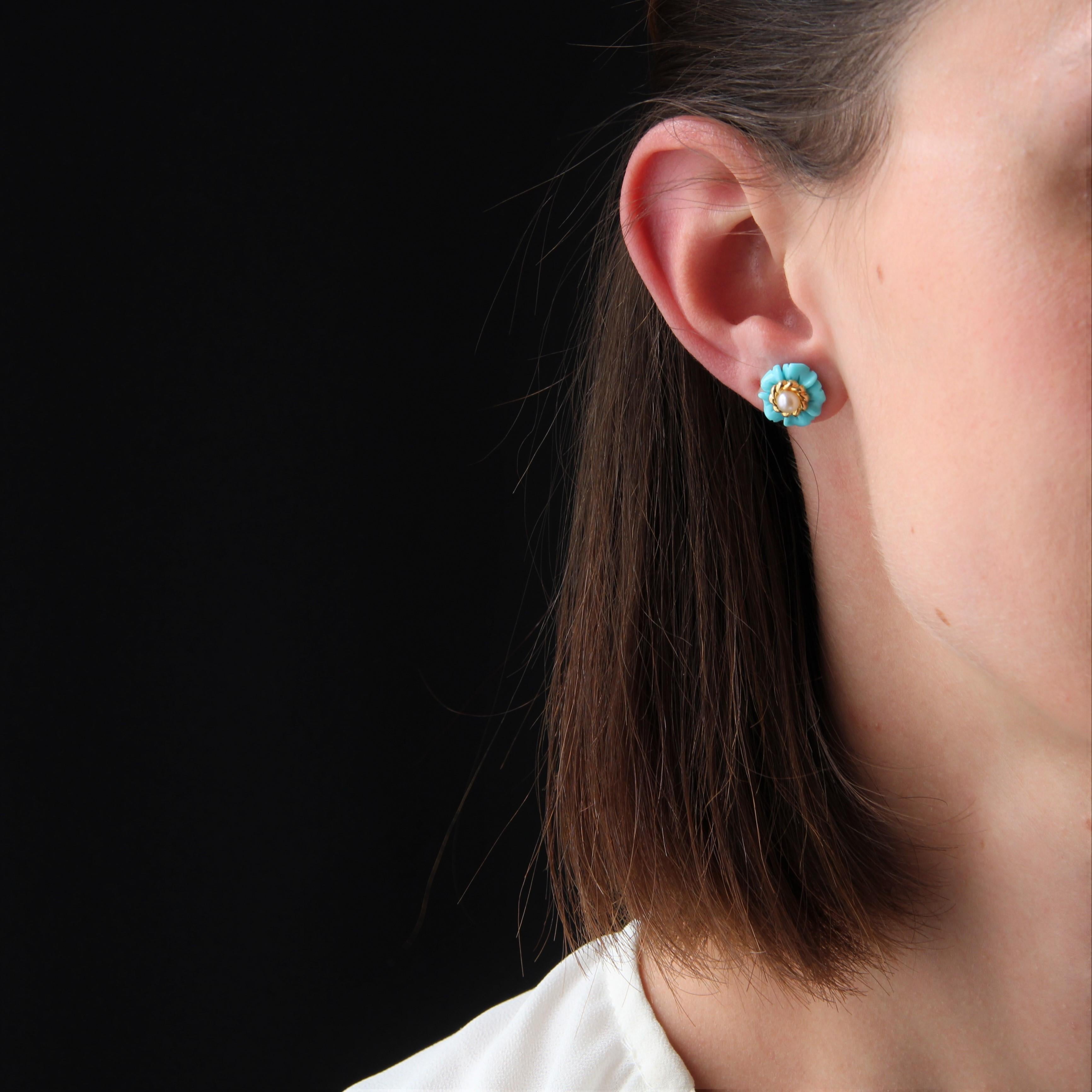 Für gepiercte Ohren.
Ohrringe aus 18 Karat Gelbgold.
Feminine Vintage-Ohrringe mit einer perlweißen Orient-Knopf-Zuchtperle auf einer kleinen Goldkrone und einer türkisfarbenen Blüte. Der Ohrchip kann allein getragen werden oder mit der