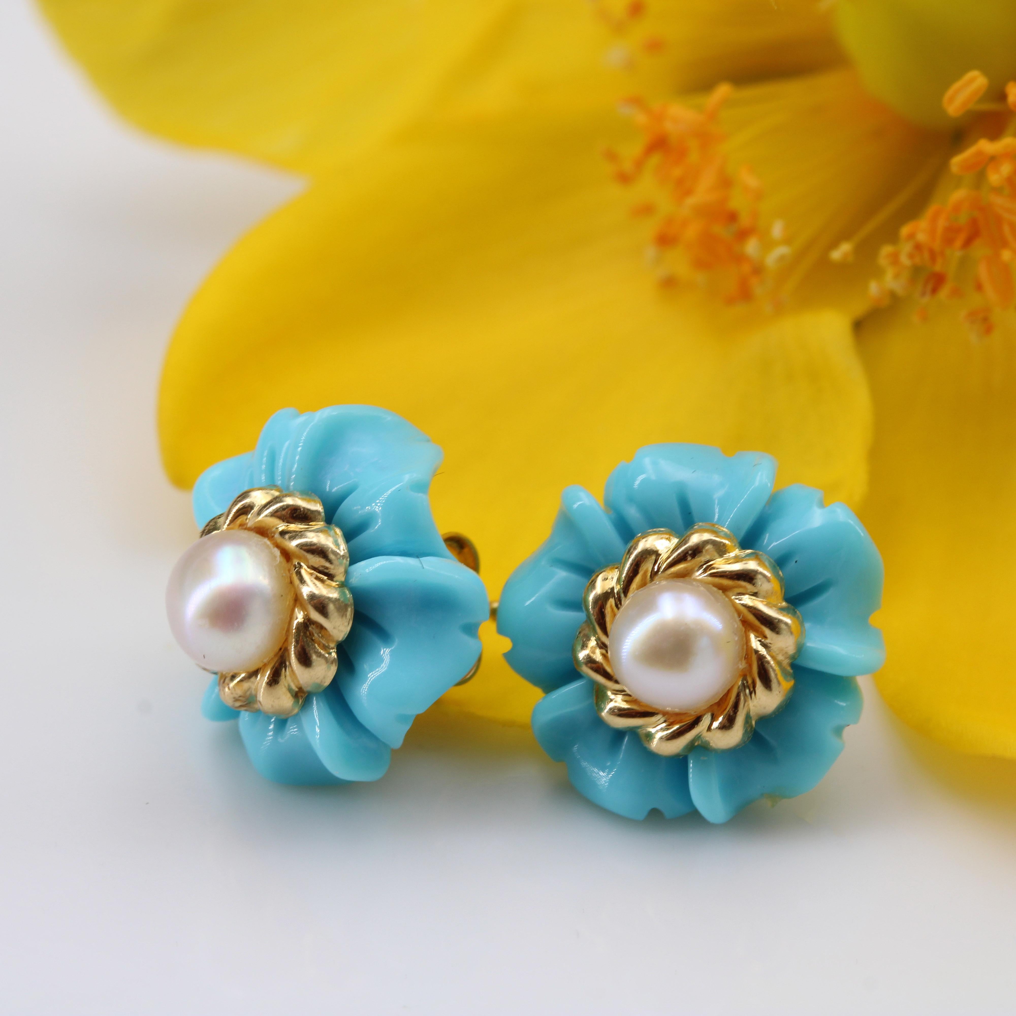 1960s Turquoise Cultured Pearl 18 Karat Yellow Gold Flower Stud Earrings In Excellent Condition For Sale In Poitiers, FR