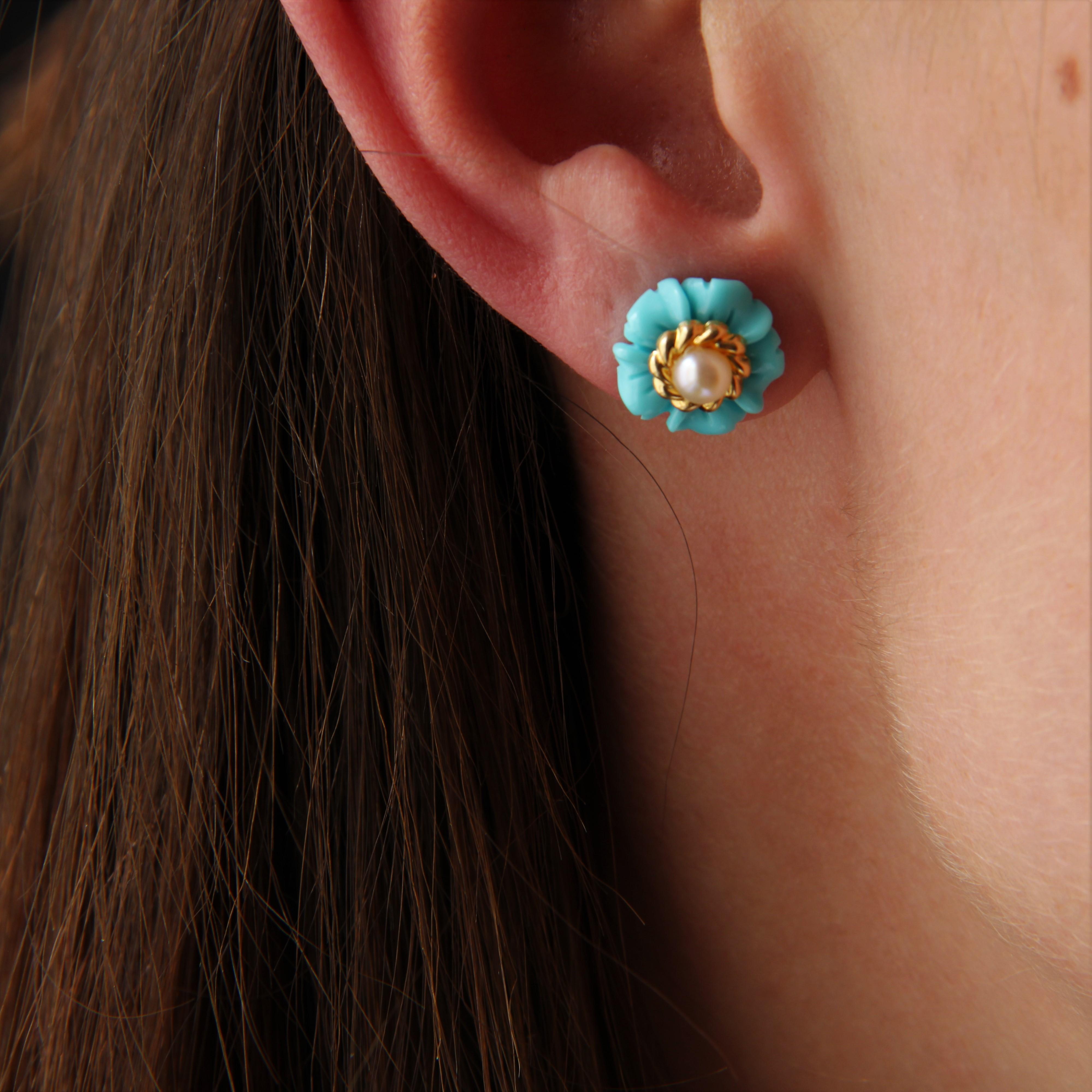 Women's 1960s Turquoise Cultured Pearl 18 Karat Yellow Gold Flower Stud Earrings For Sale
