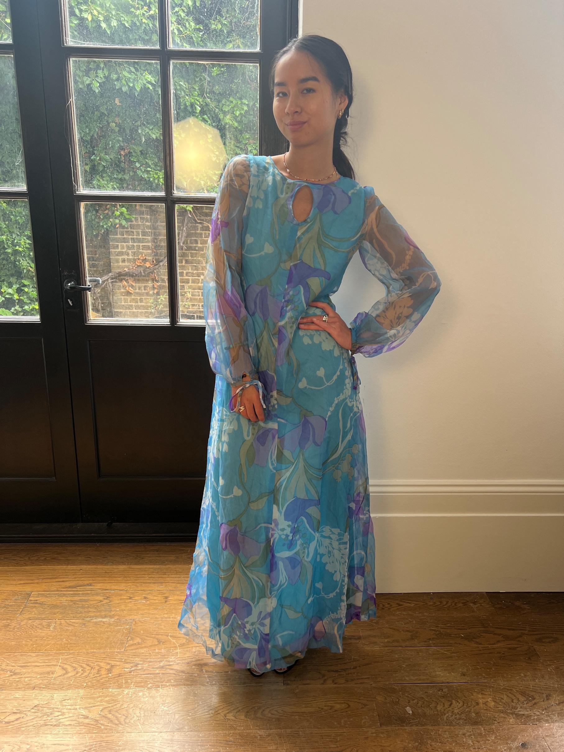 1960 - Robe longue en organza de soie à fleurs turquoise avec encolure en trou de serrure Pour femmes en vente