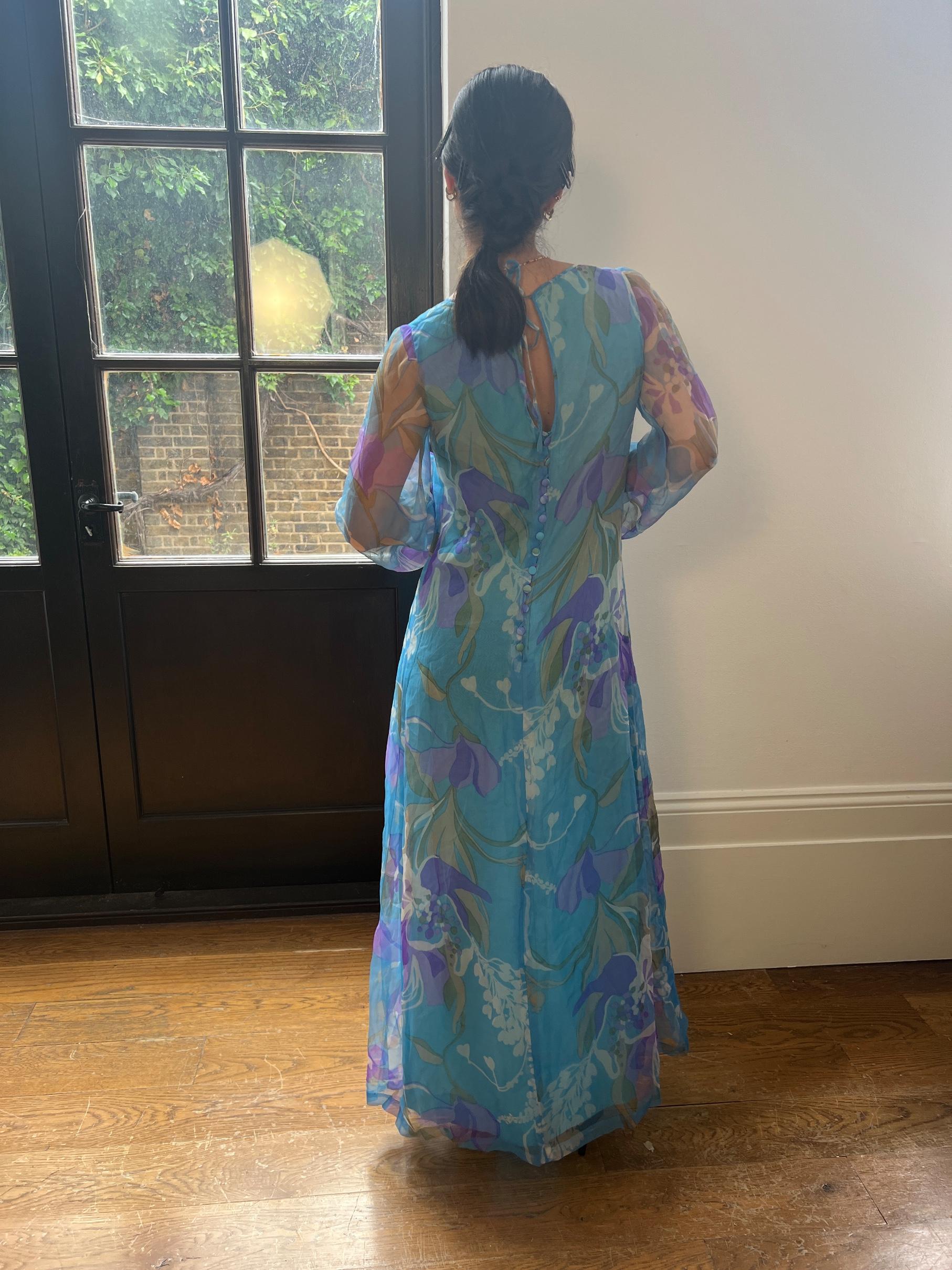 1960 - Robe longue en organza de soie à fleurs turquoise avec encolure en trou de serrure en vente 1