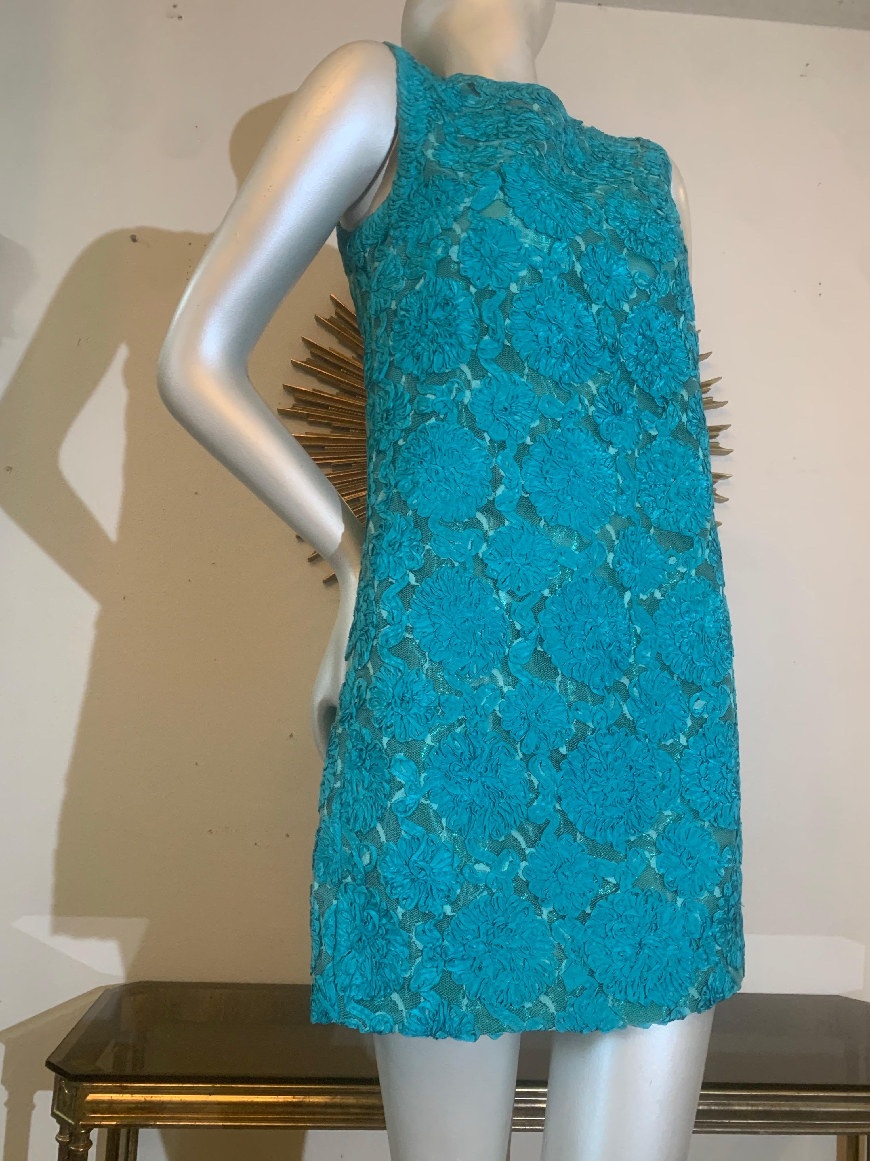 Mini abito senza maniche in pizzo e tulle con nastri turchesi degli anni '60:  Questa splendida e iconica Fabrice Silhouette degli anni '60 è amplificata da un tessuto stellare con un motivo floreale impreziosito da nastri su tulle. Completamente