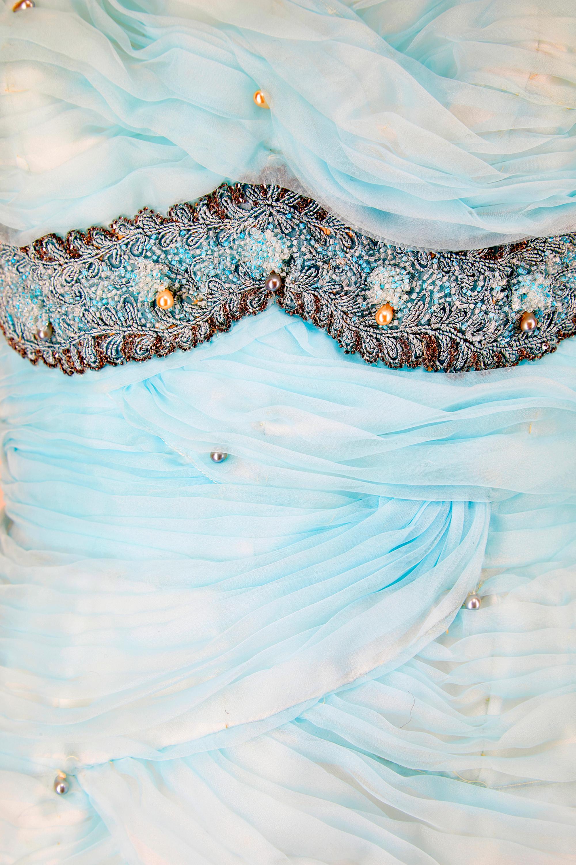 1960er Türkisfarbenes, plissiertes und mit Perlen verziertes Etuikleid mit Muschelmuster im Zustand „Hervorragend“ im Angebot in London, GB